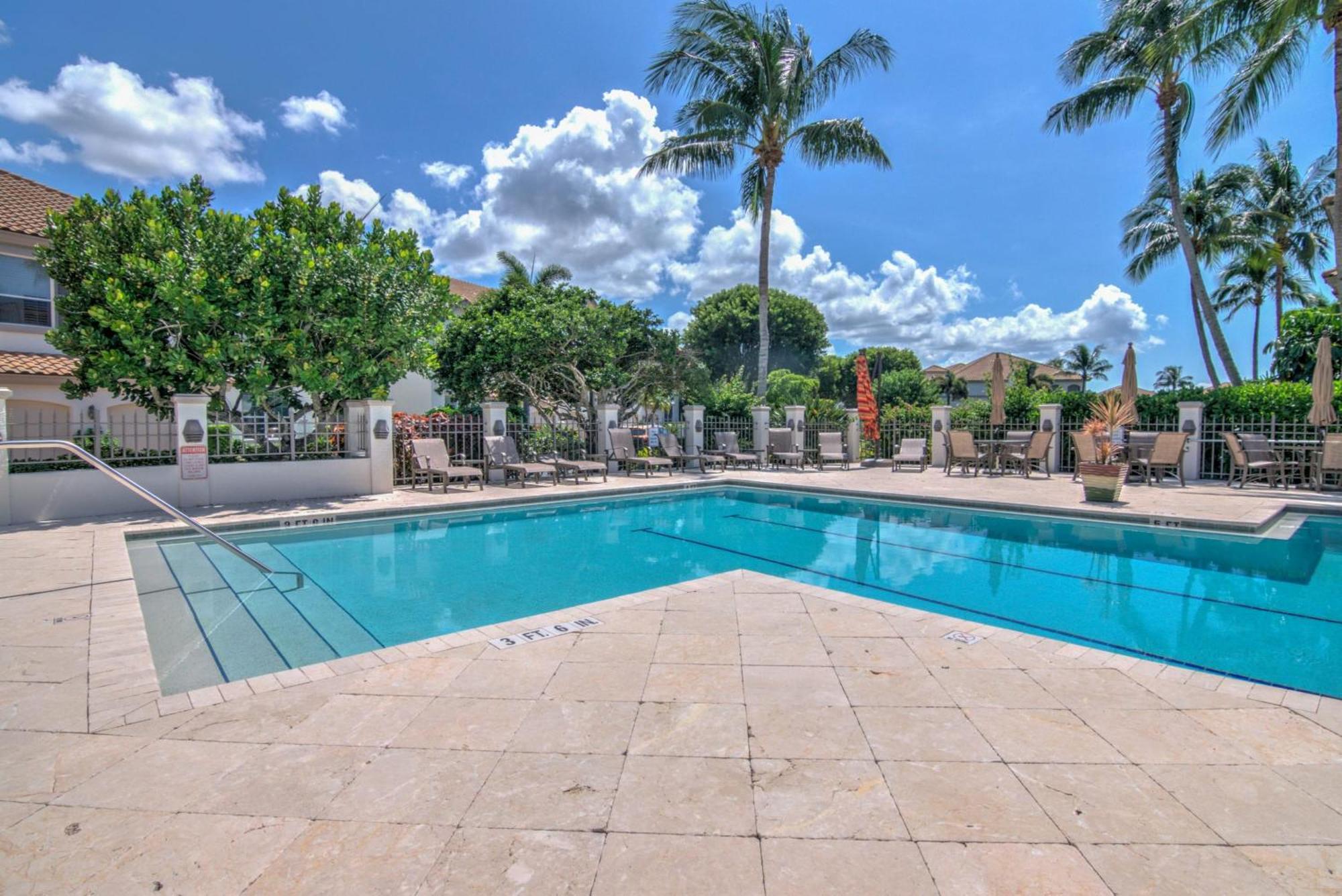 Holiday home Walk To The And Venetian Village From Luxury Coach