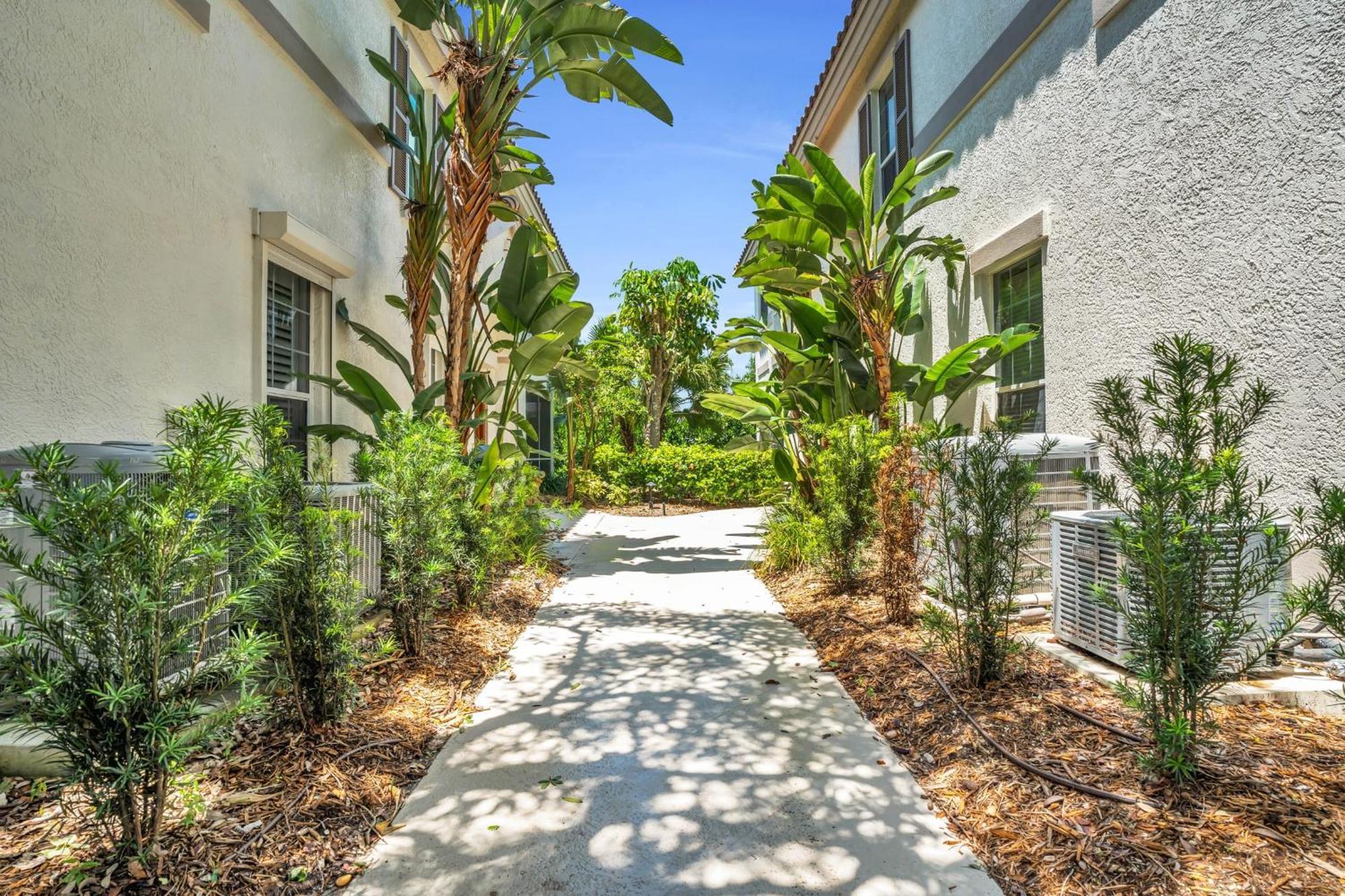 Walk To The And Venetian Village From Luxury Coach Holiday home *