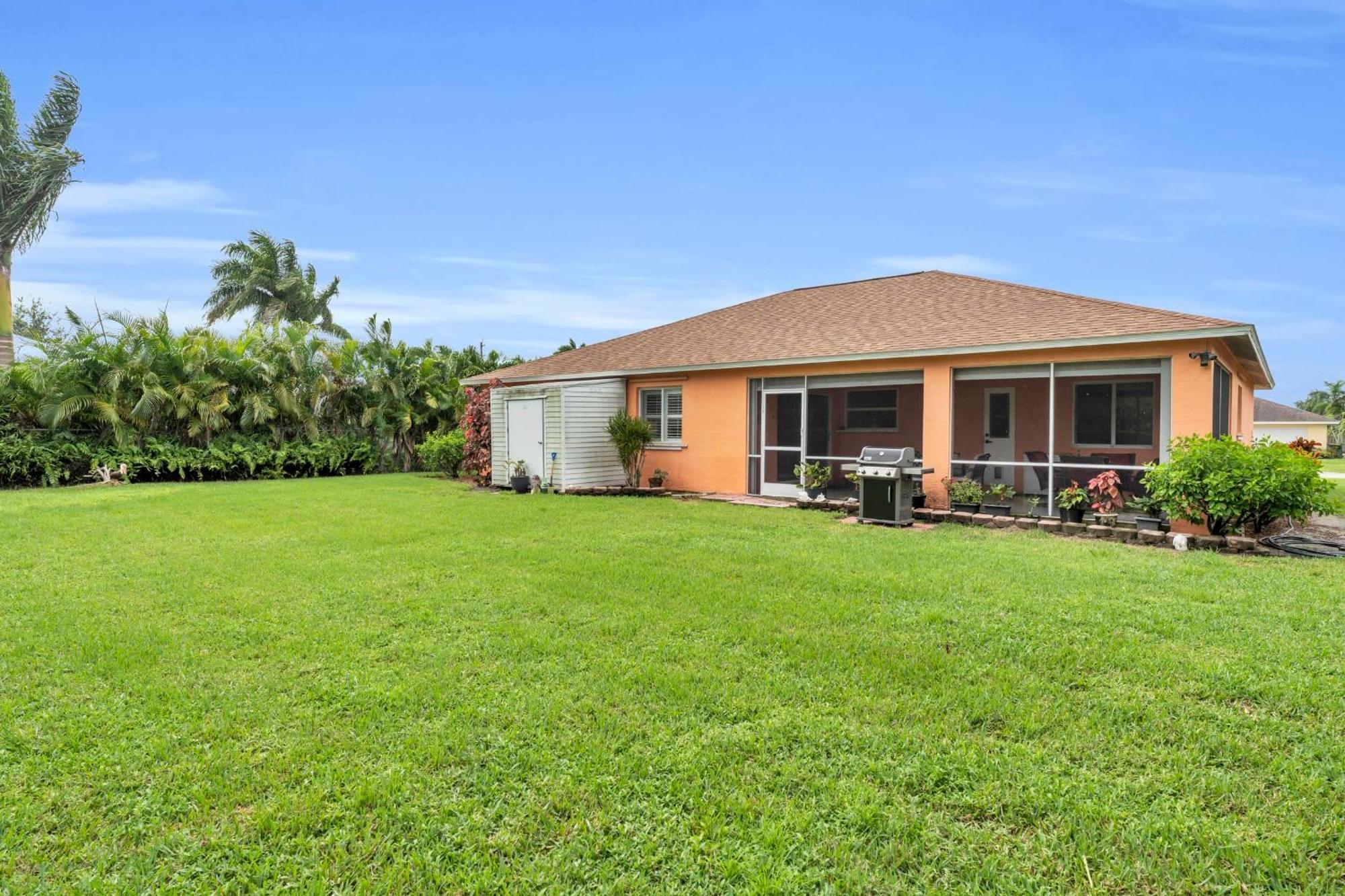 4 Miles To And Walk To Shops Holiday home Naples
