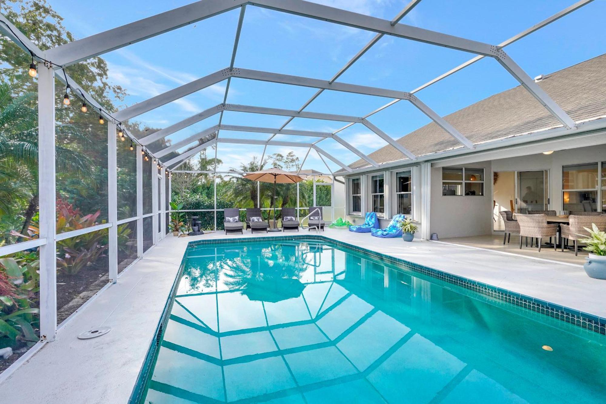 Live Like A Local Charming Pool In Berkshire Lakes Holiday home Naples