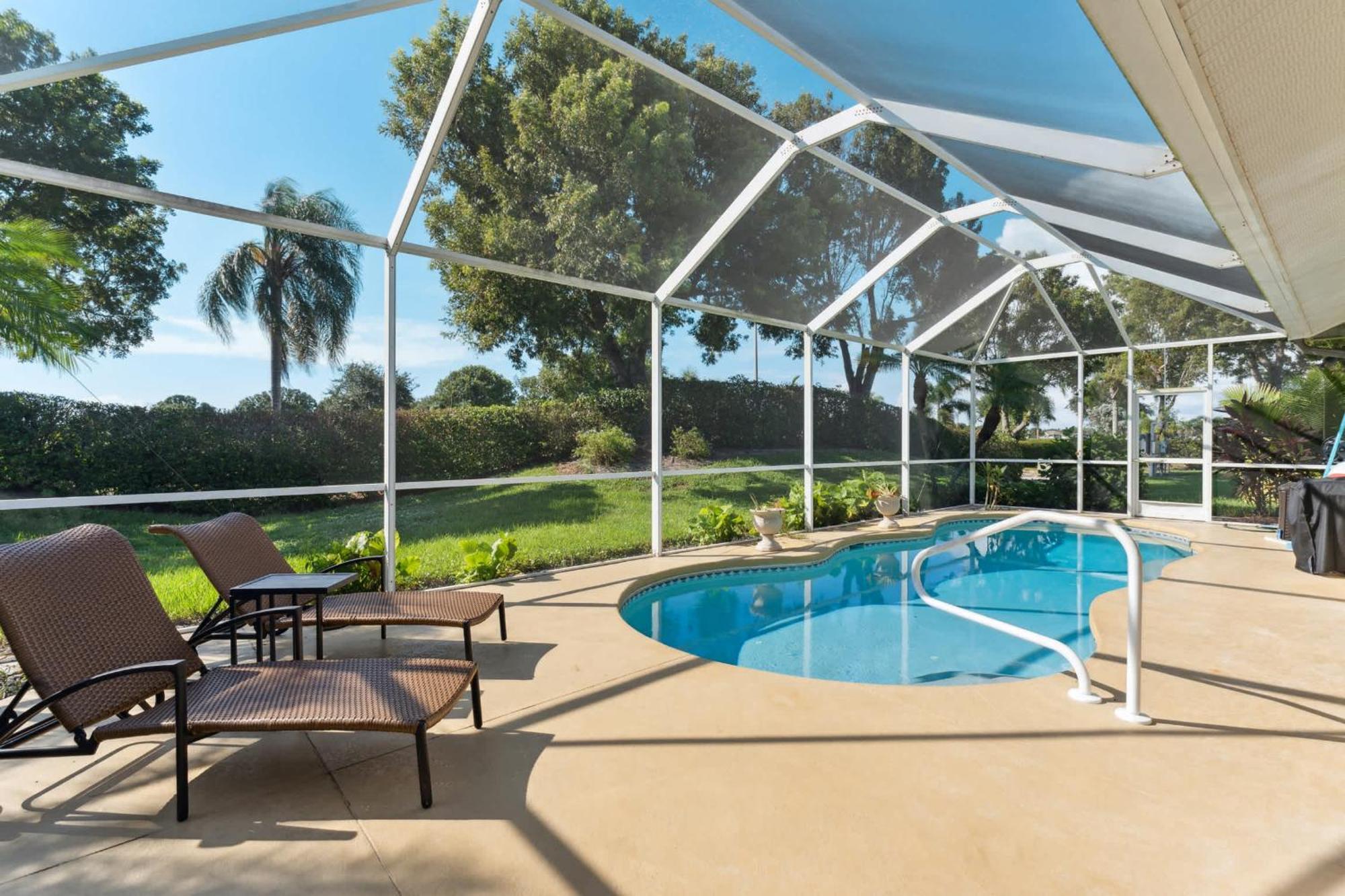 Poolside Bliss And A Family-friendly Oasis Holiday home