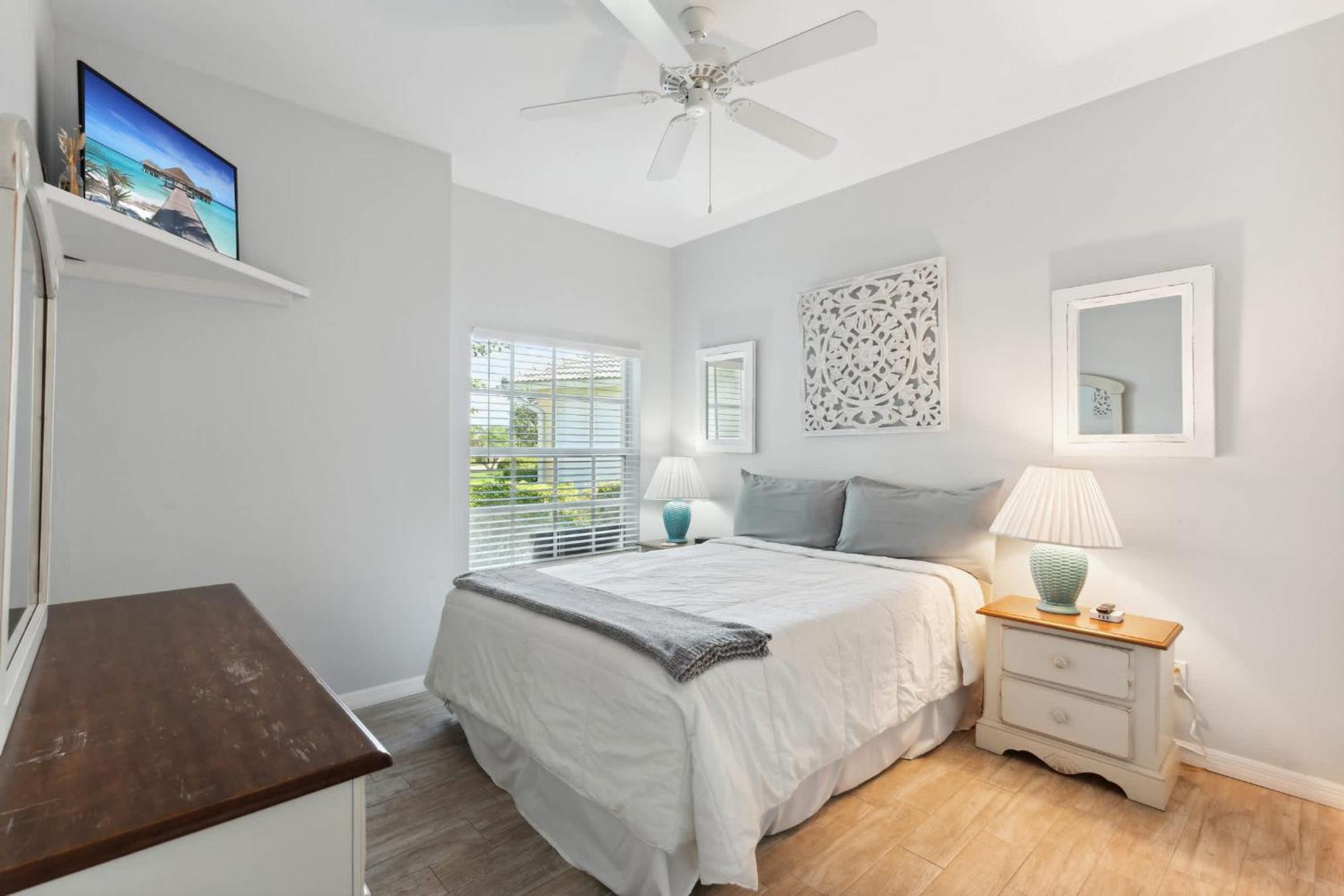 Poolside Bliss And A Family-friendly Oasis Holiday home Naples