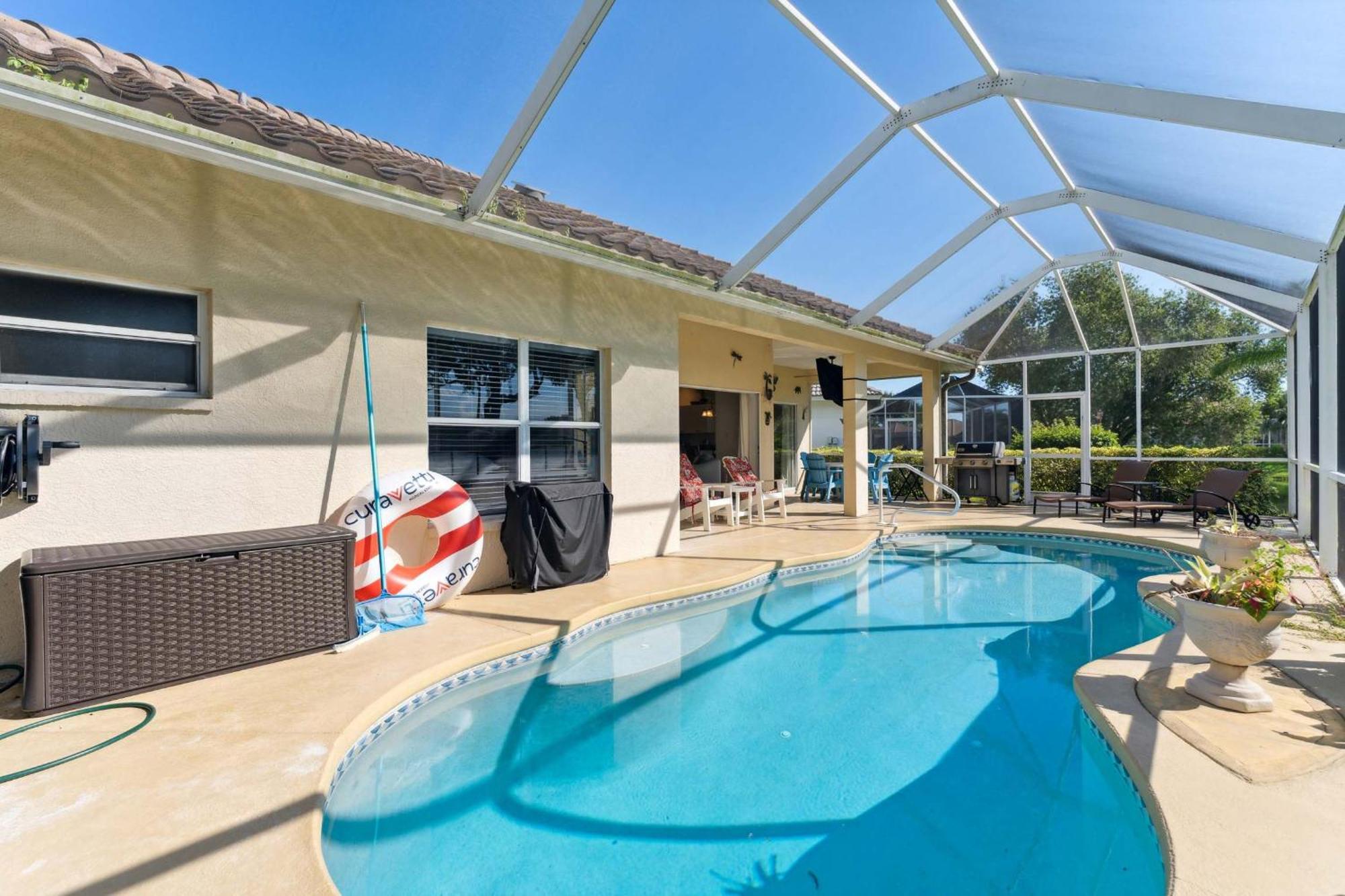 Poolside Bliss And A Family-friendly Oasis Holiday home *