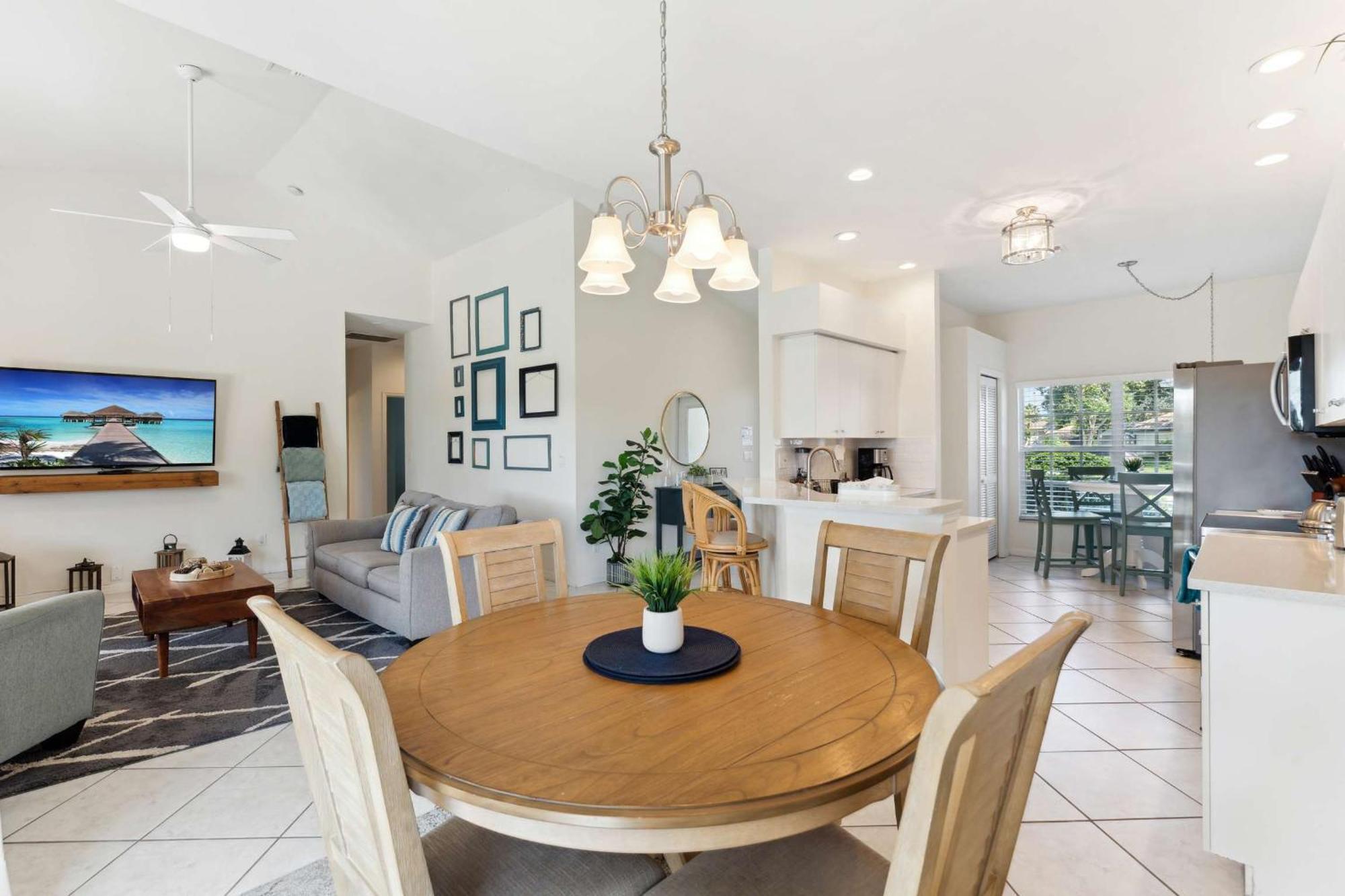 Holiday home Poolside Bliss And A Family-friendly Oasis *