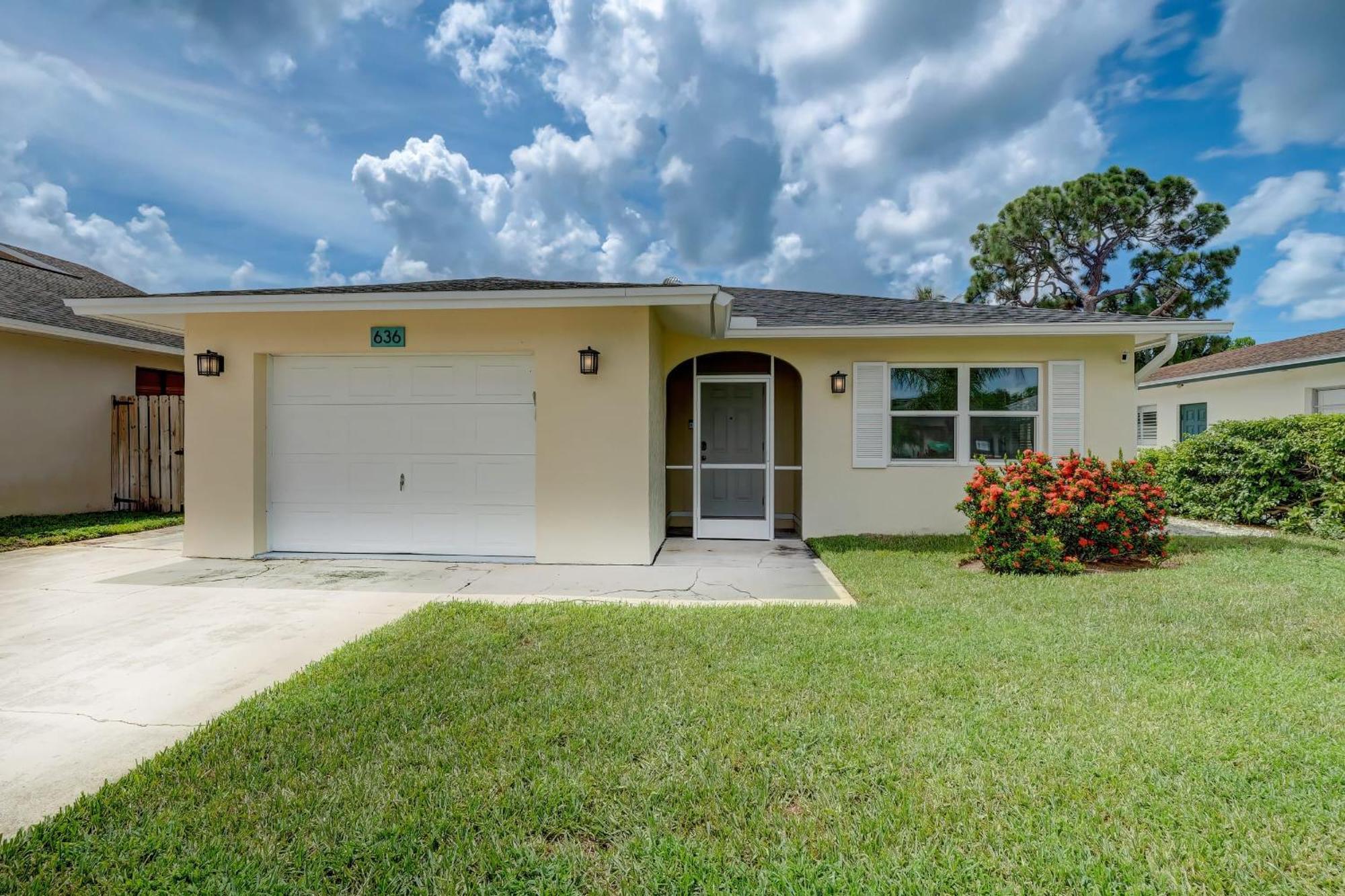 Holiday home Quaint Florida Getaway Near Vanderbilt *