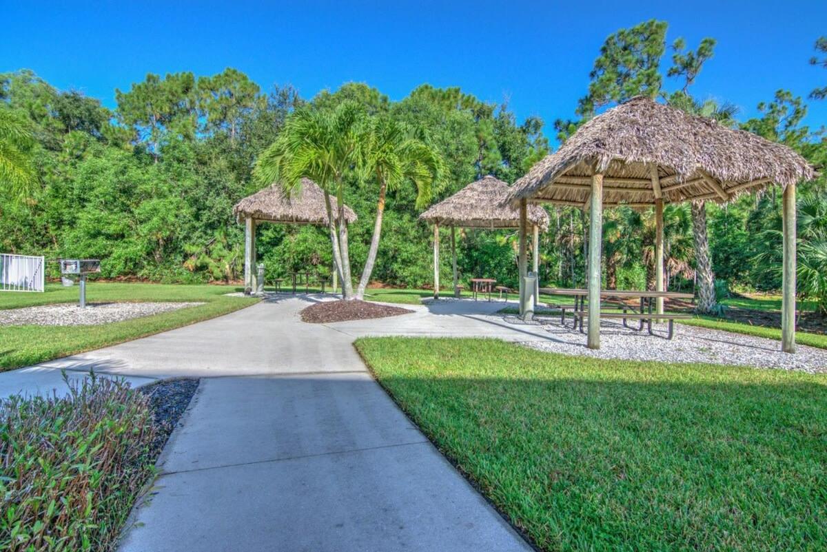 Holiday home Sunny Coral Falls With Vibrant Tropical Colors *