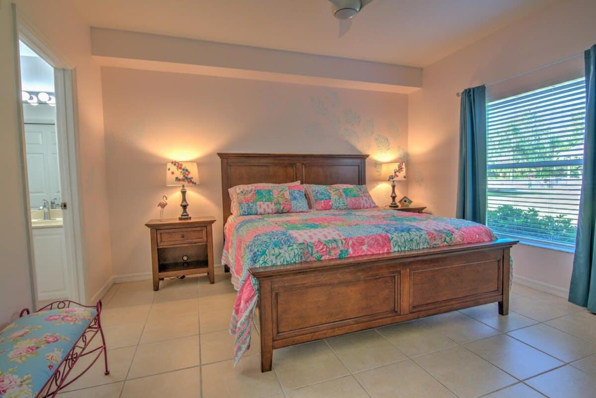 Holiday home Sunny Coral Falls With Vibrant Tropical Colors *