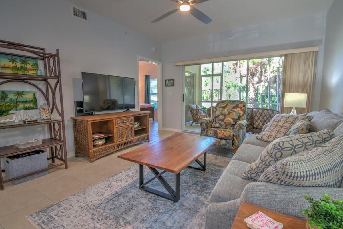 Holiday home Sunny Coral Falls With Vibrant Tropical Colors
