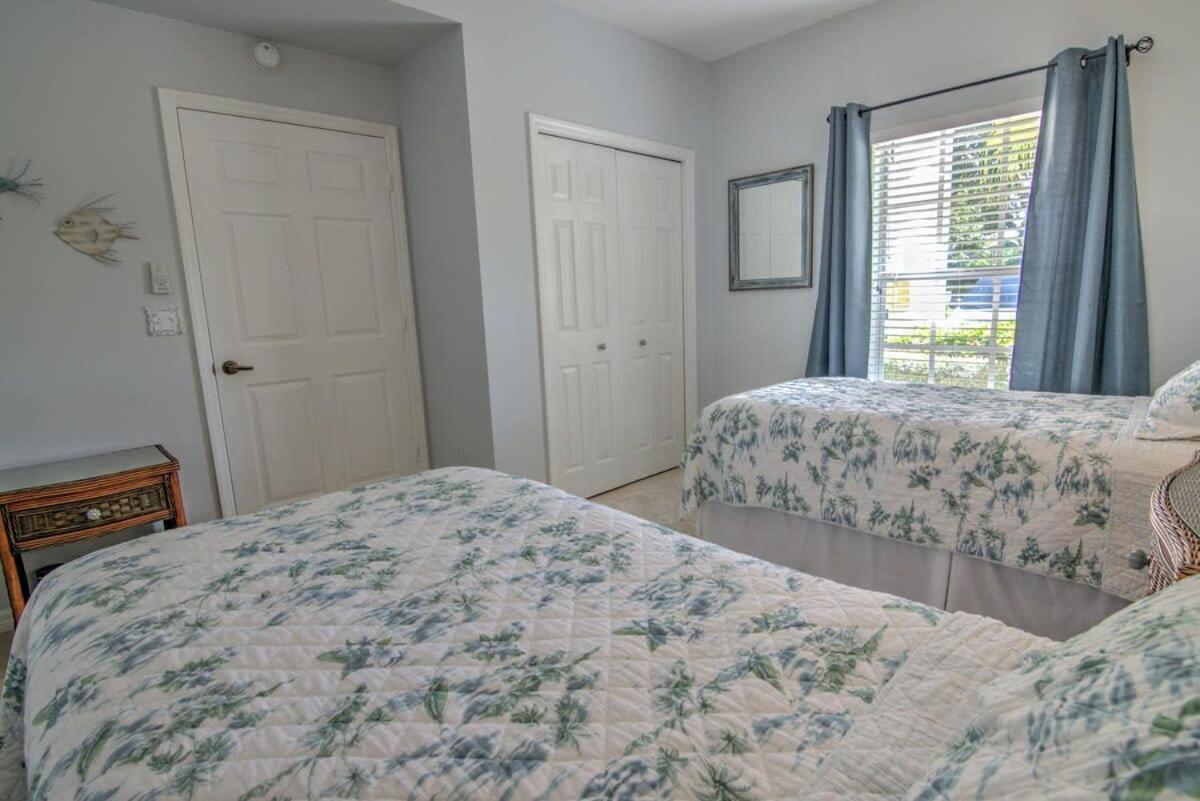Sunny Coral Falls With Vibrant Tropical Colors Holiday home Naples