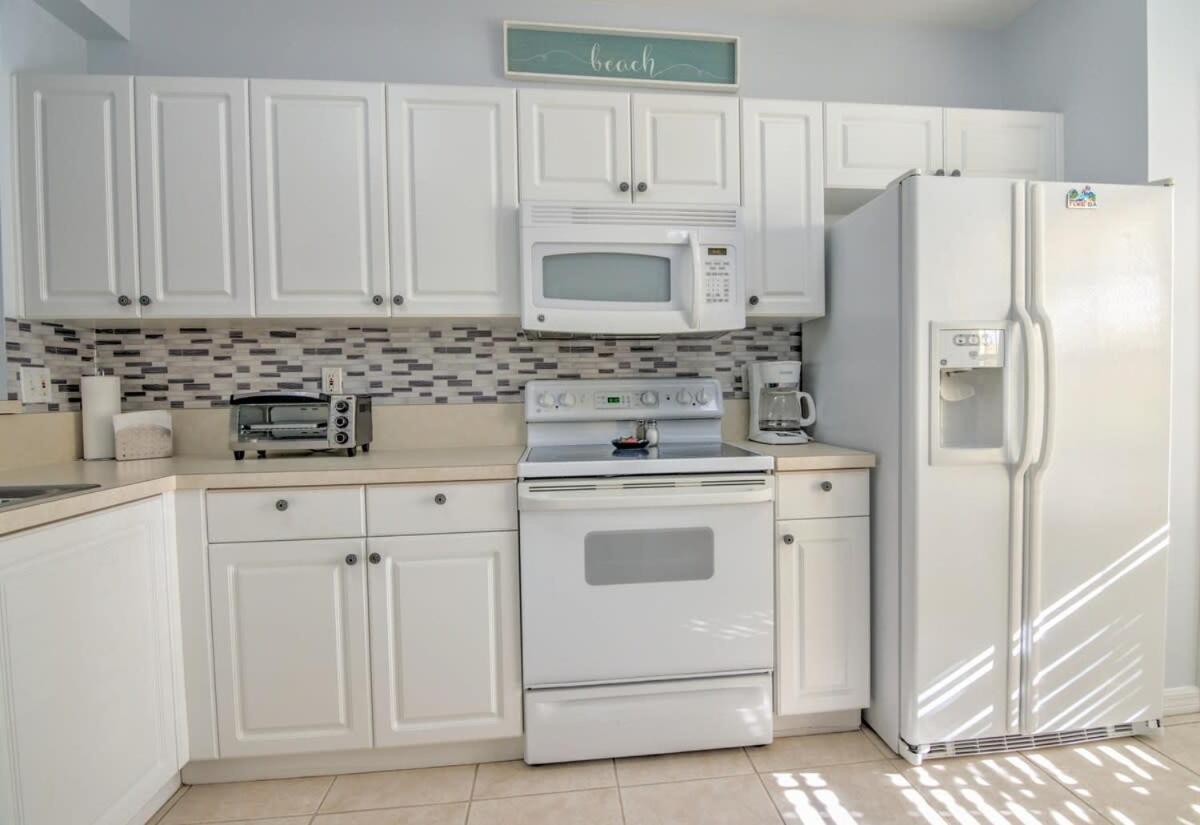 Holiday home Sunny Coral Falls With Vibrant Tropical Colors Naples