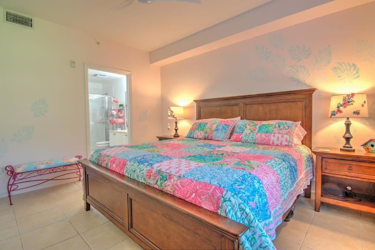 Sunny Coral Falls With Vibrant Tropical Colors Holiday home *