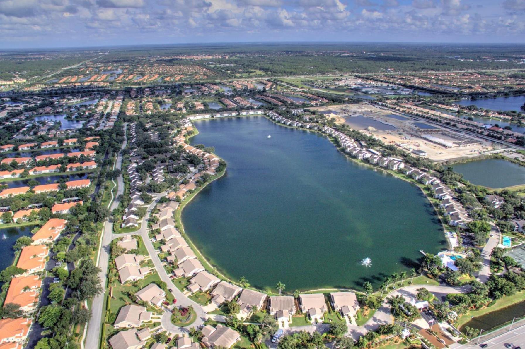 Charming With Large Lanai In Lakeside Of *