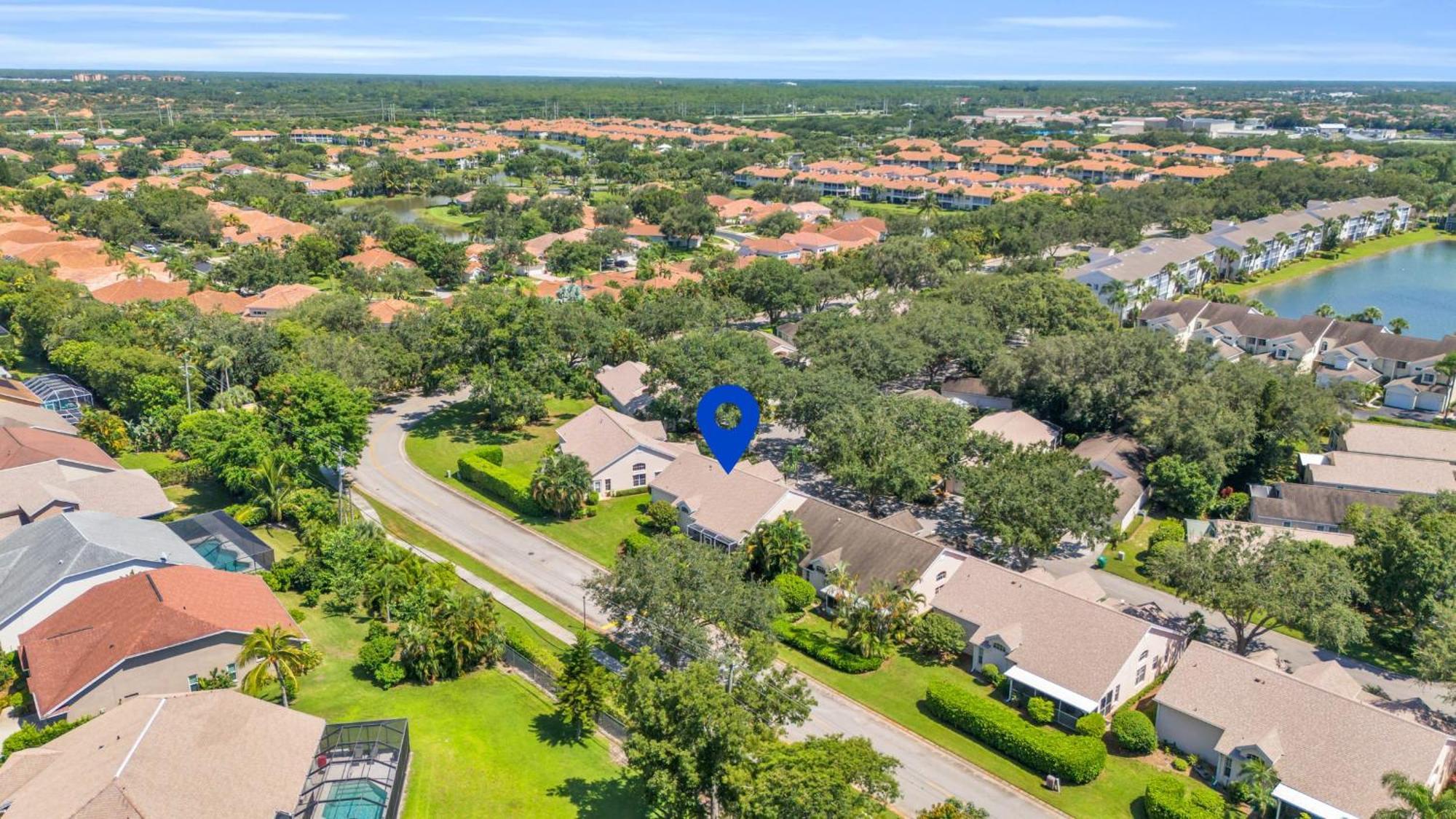 Charming With Large Lanai In Lakeside Of Naples