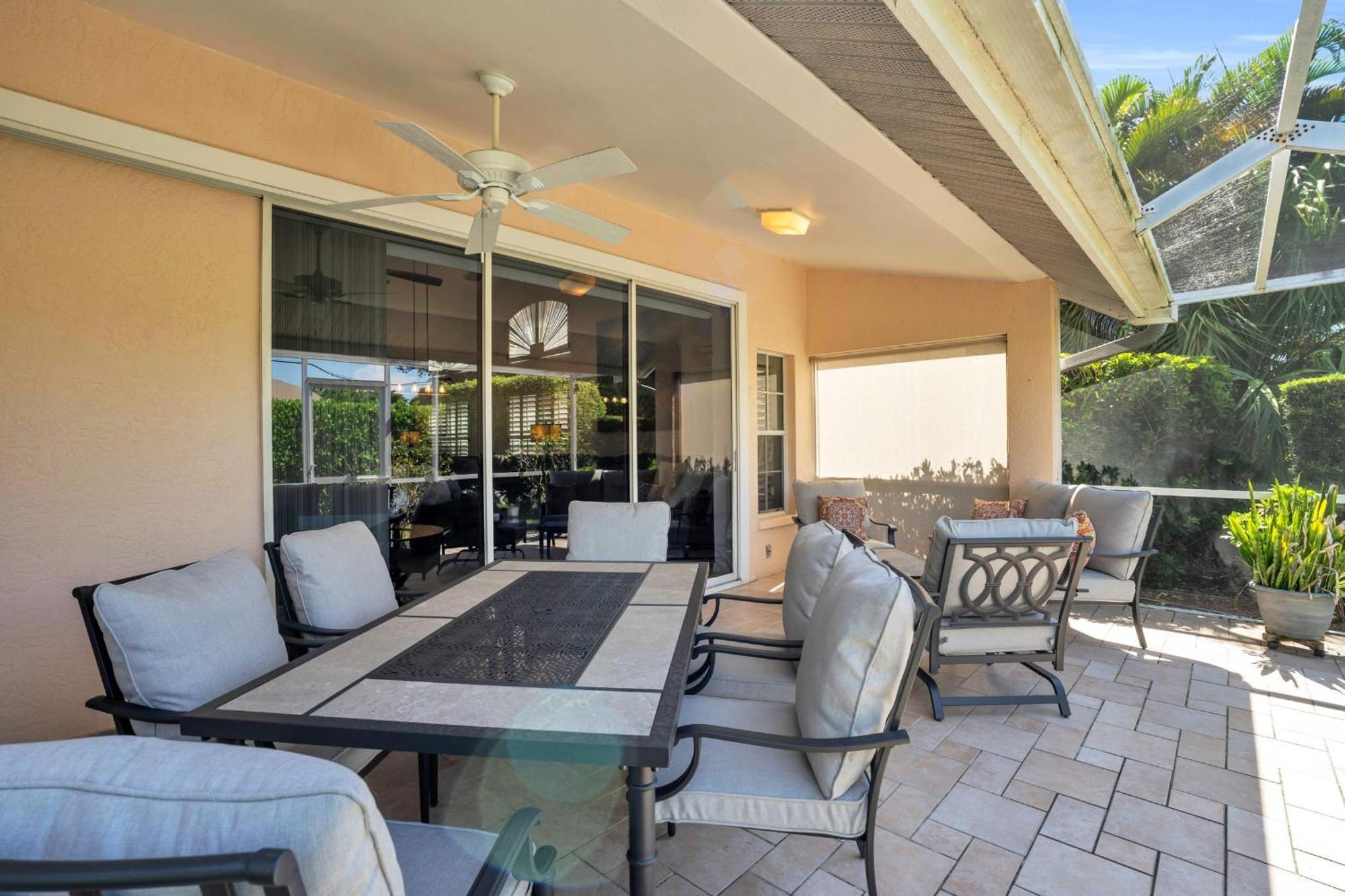 Charming With Large Lanai In Lakeside Of Holiday home