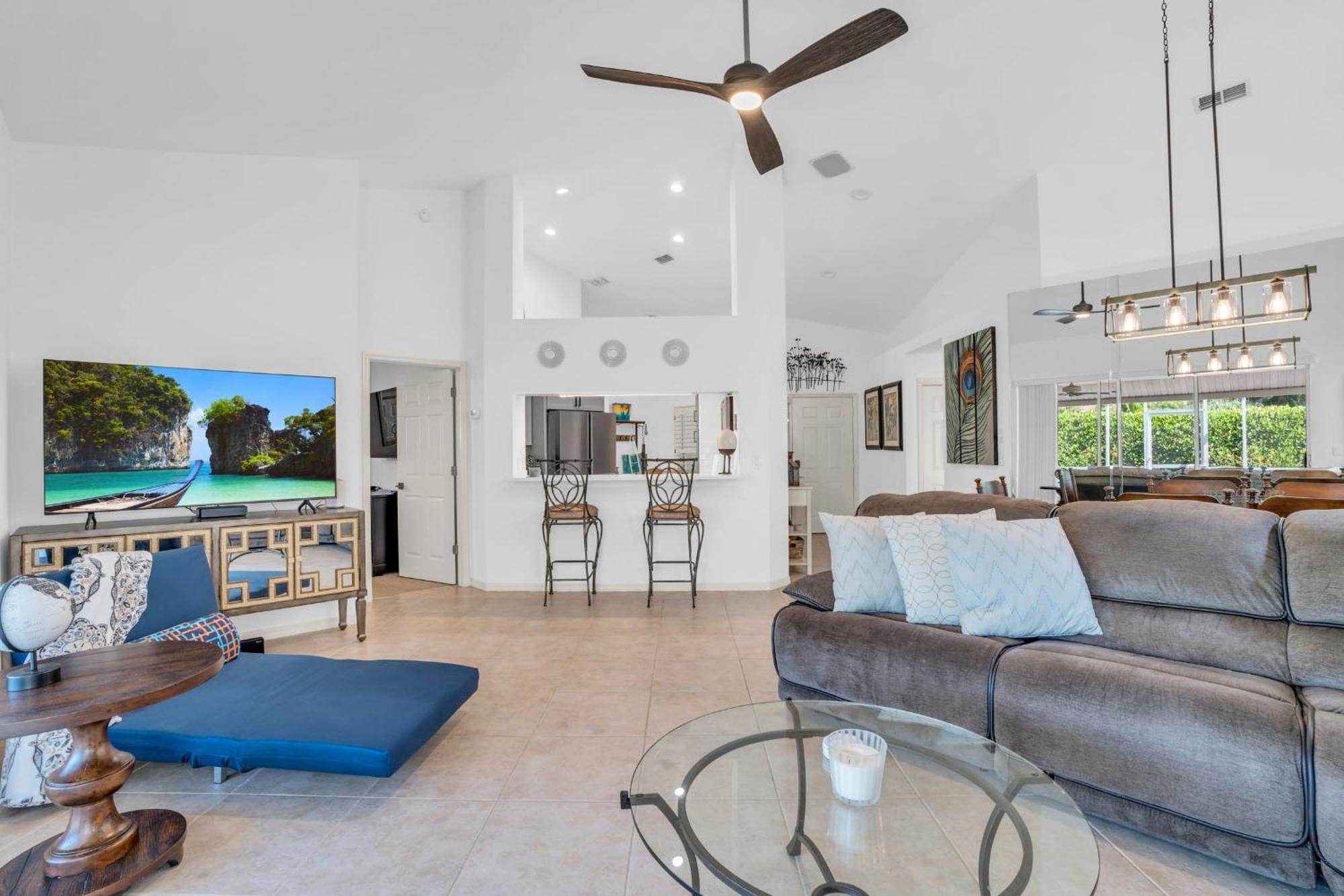 Charming With Large Lanai In Lakeside Of Holiday home *