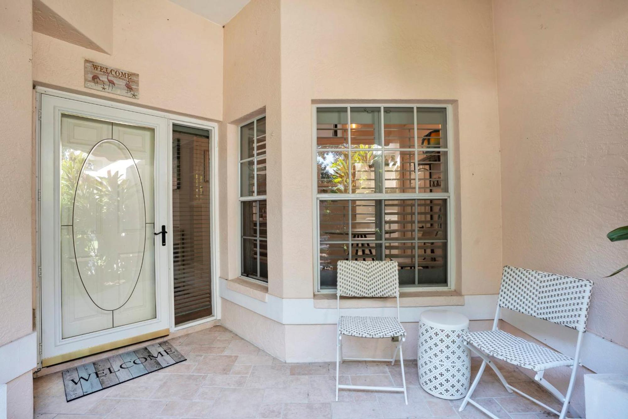 Charming With Large Lanai In Lakeside Of Naples