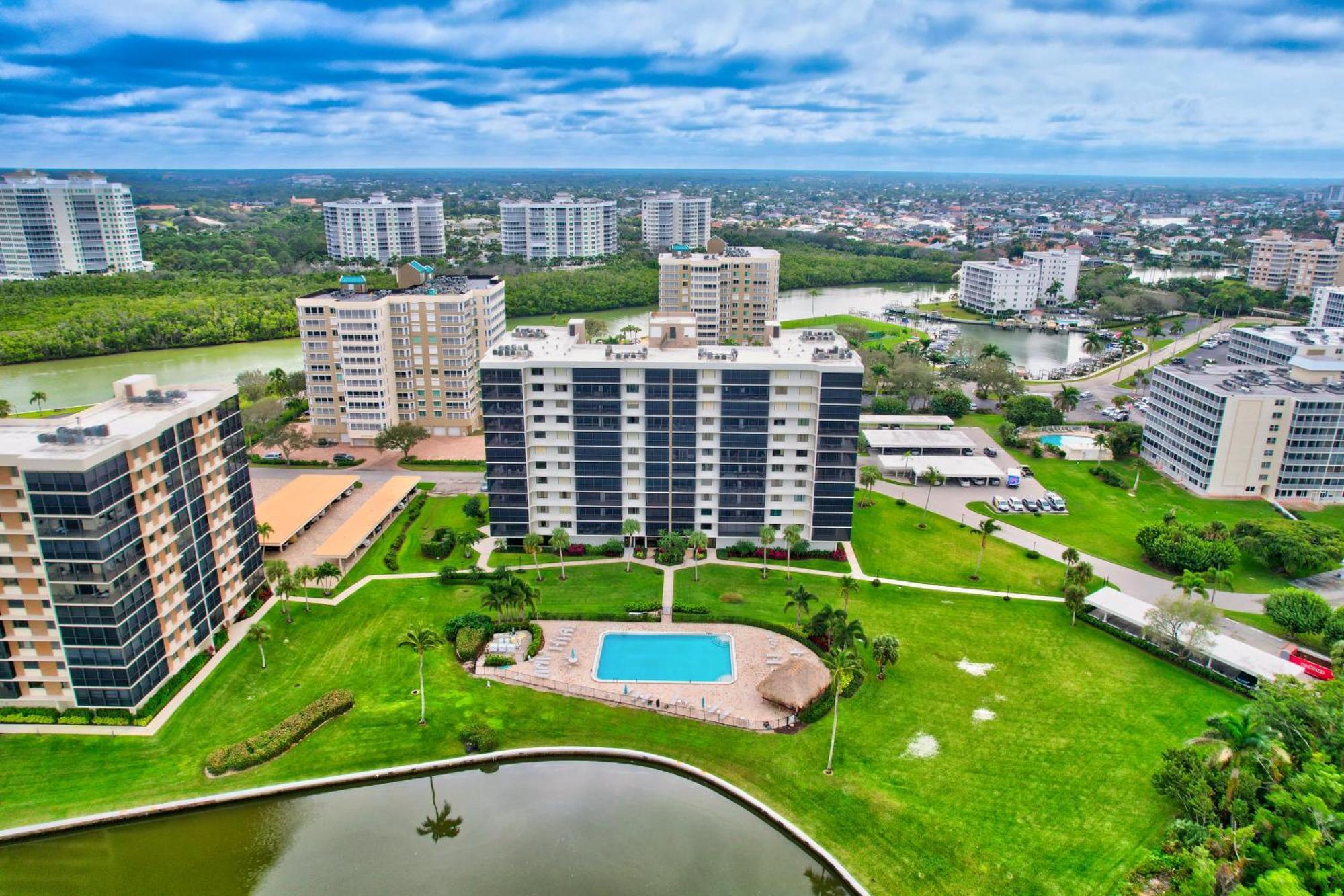 6th Floor End Unit -bay Side -with Gulf Views And Walk To Vanderbilt Holiday home Naples