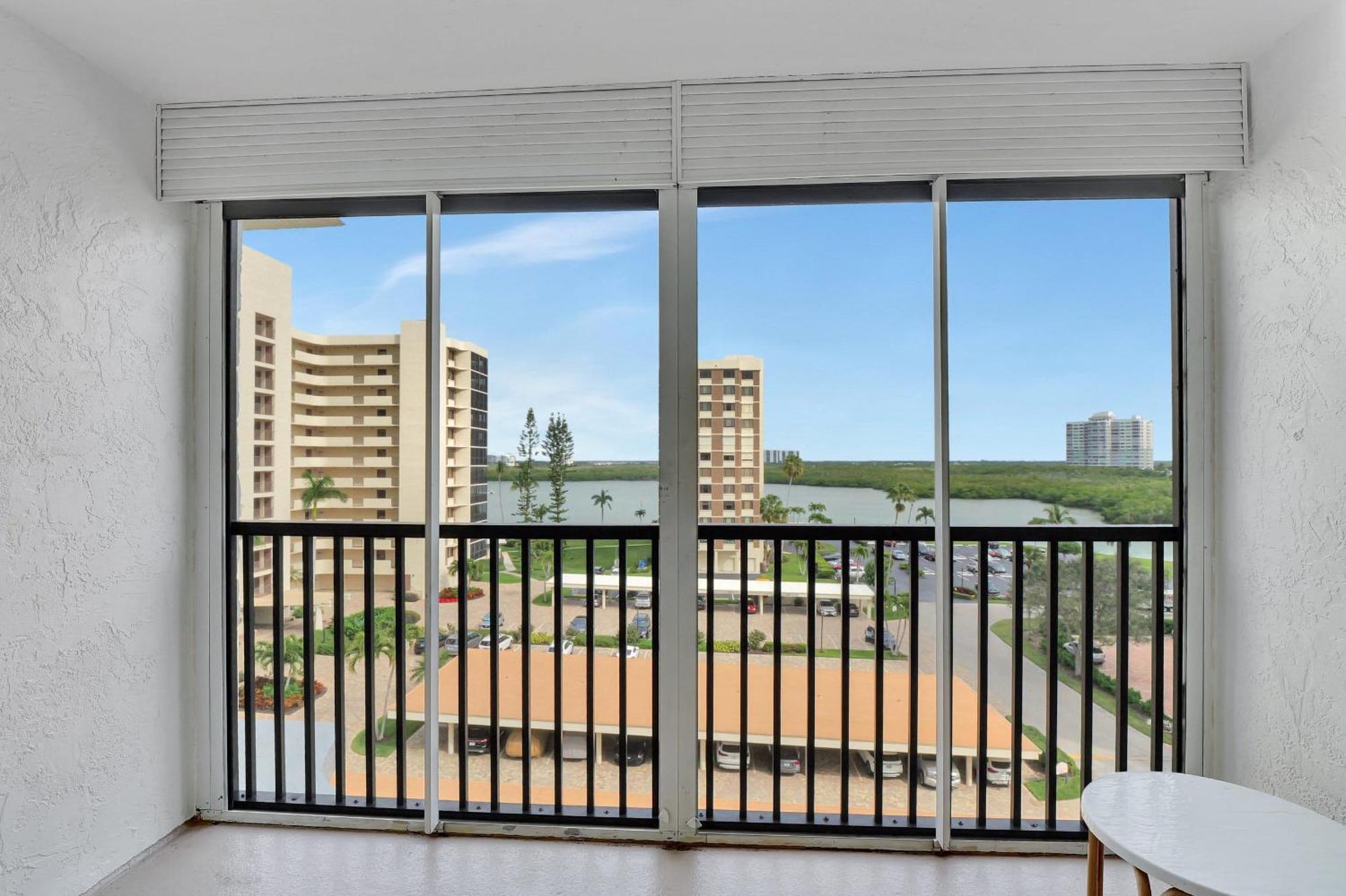 6th Floor End Unit -bay Side -with Gulf Views And Walk To Vanderbilt Holiday home