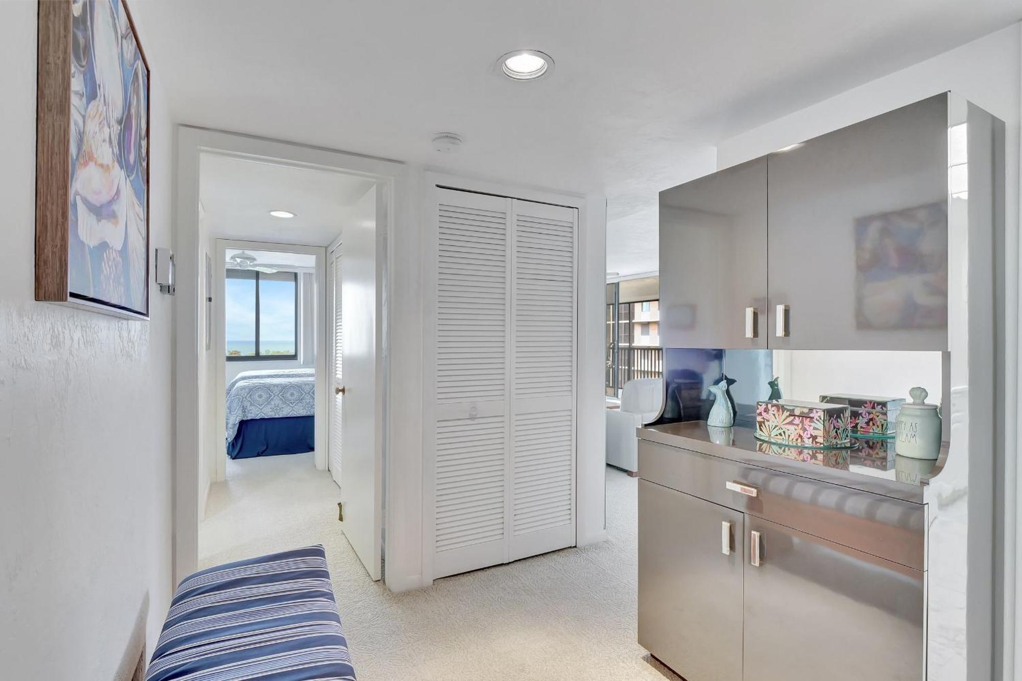 Holiday home 6th Floor End Unit -bay Side -with Gulf Views And Walk To Vanderbilt