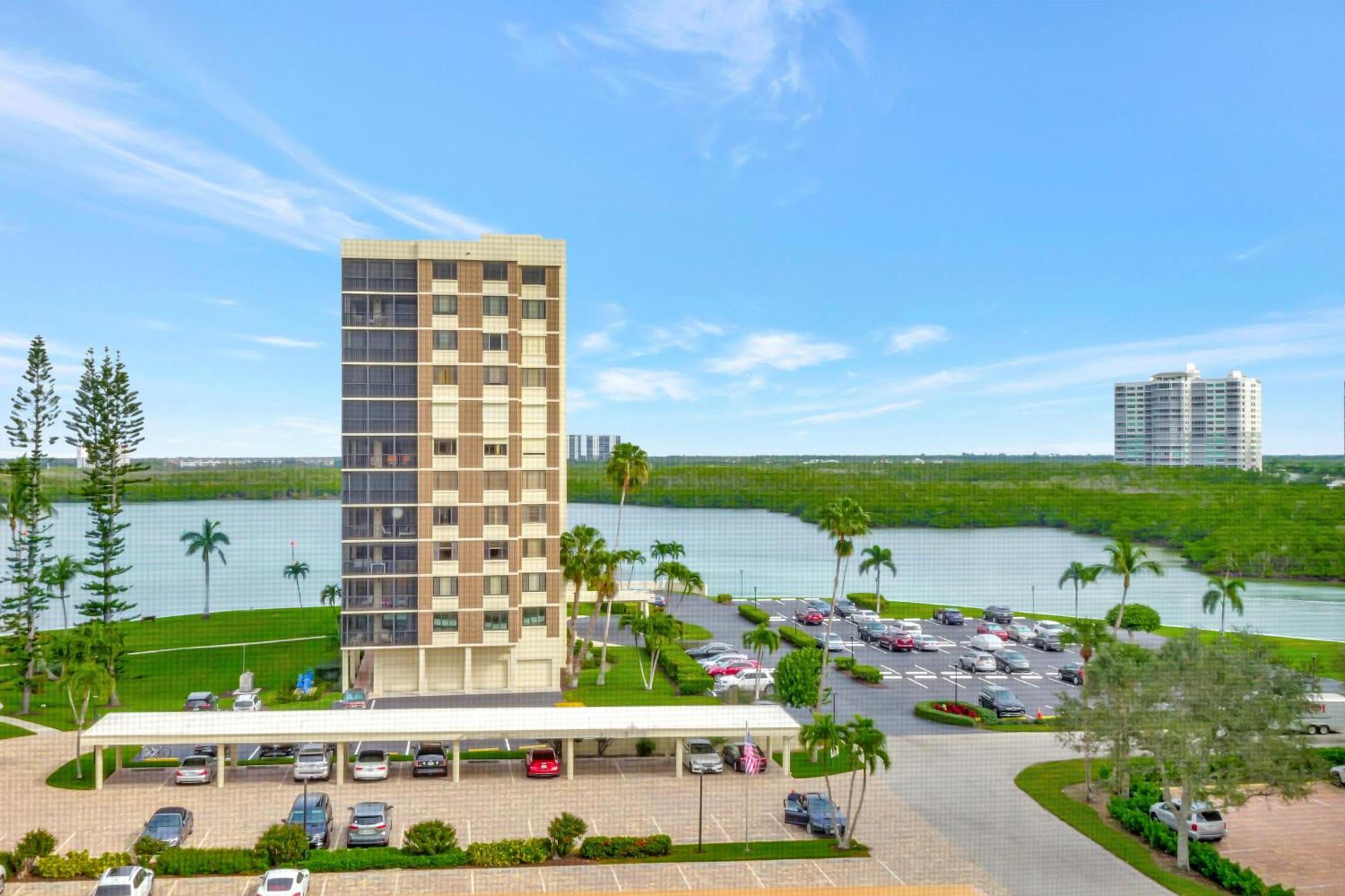 6th Floor End Unit -bay Side -with Gulf Views And Walk To Vanderbilt Holiday home *