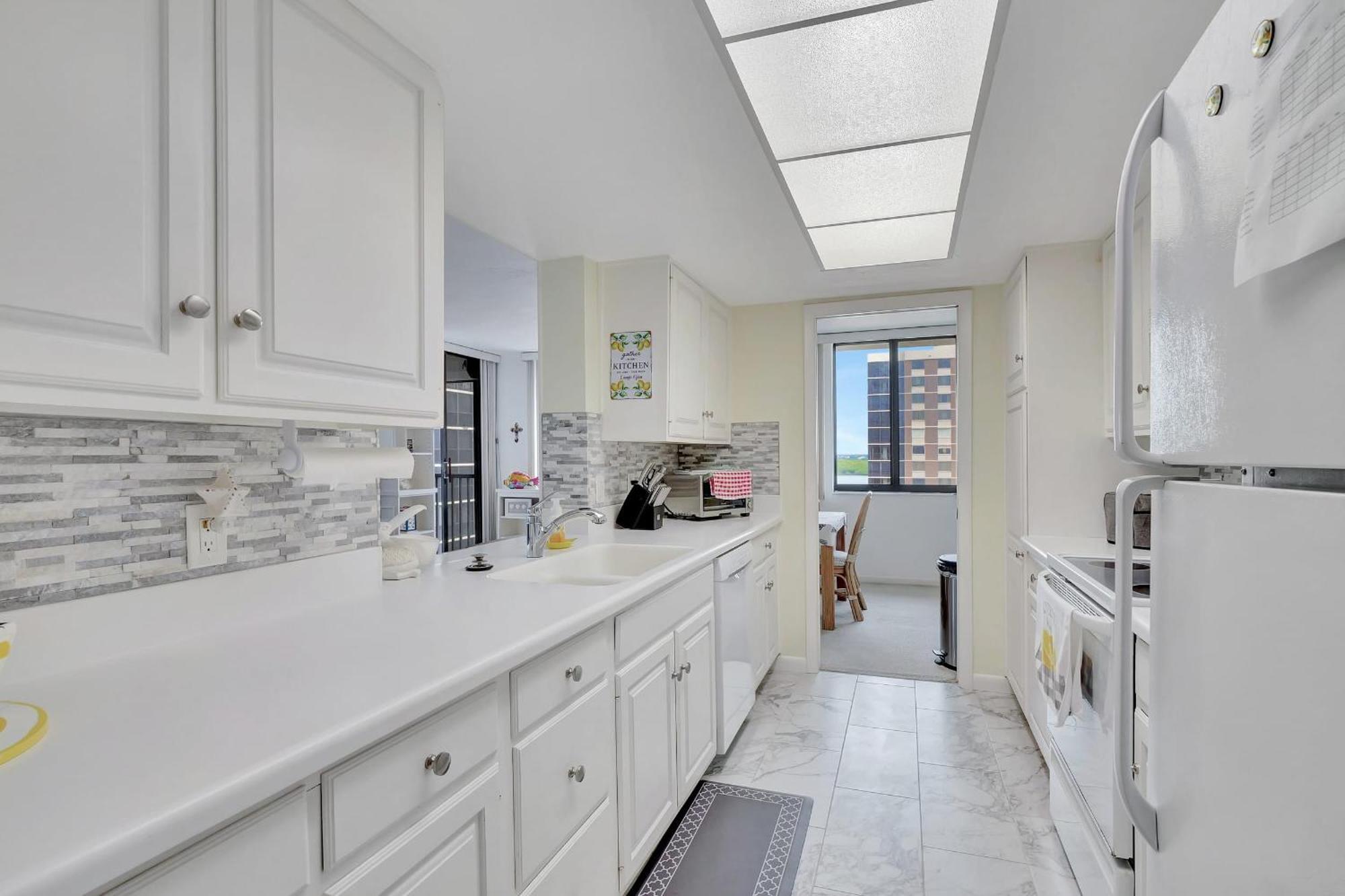 6th Floor End Unit -bay Side -with Gulf Views And Walk To Vanderbilt * Naples