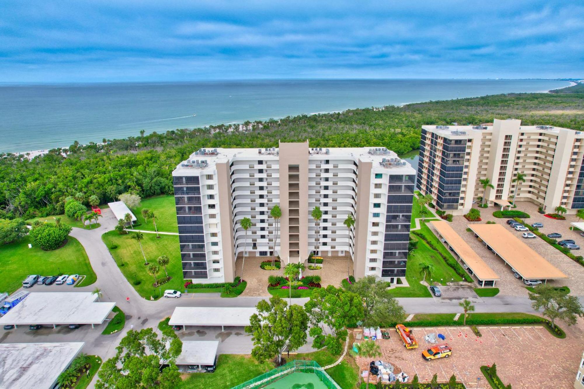 6th Floor End Unit -bay Side -with Gulf Views And Walk To Vanderbilt Holiday home *
