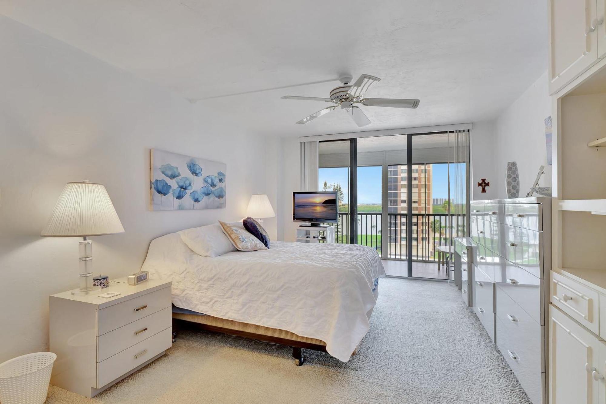 6th Floor End Unit -bay Side -with Gulf Views And Walk To Vanderbilt * Naples