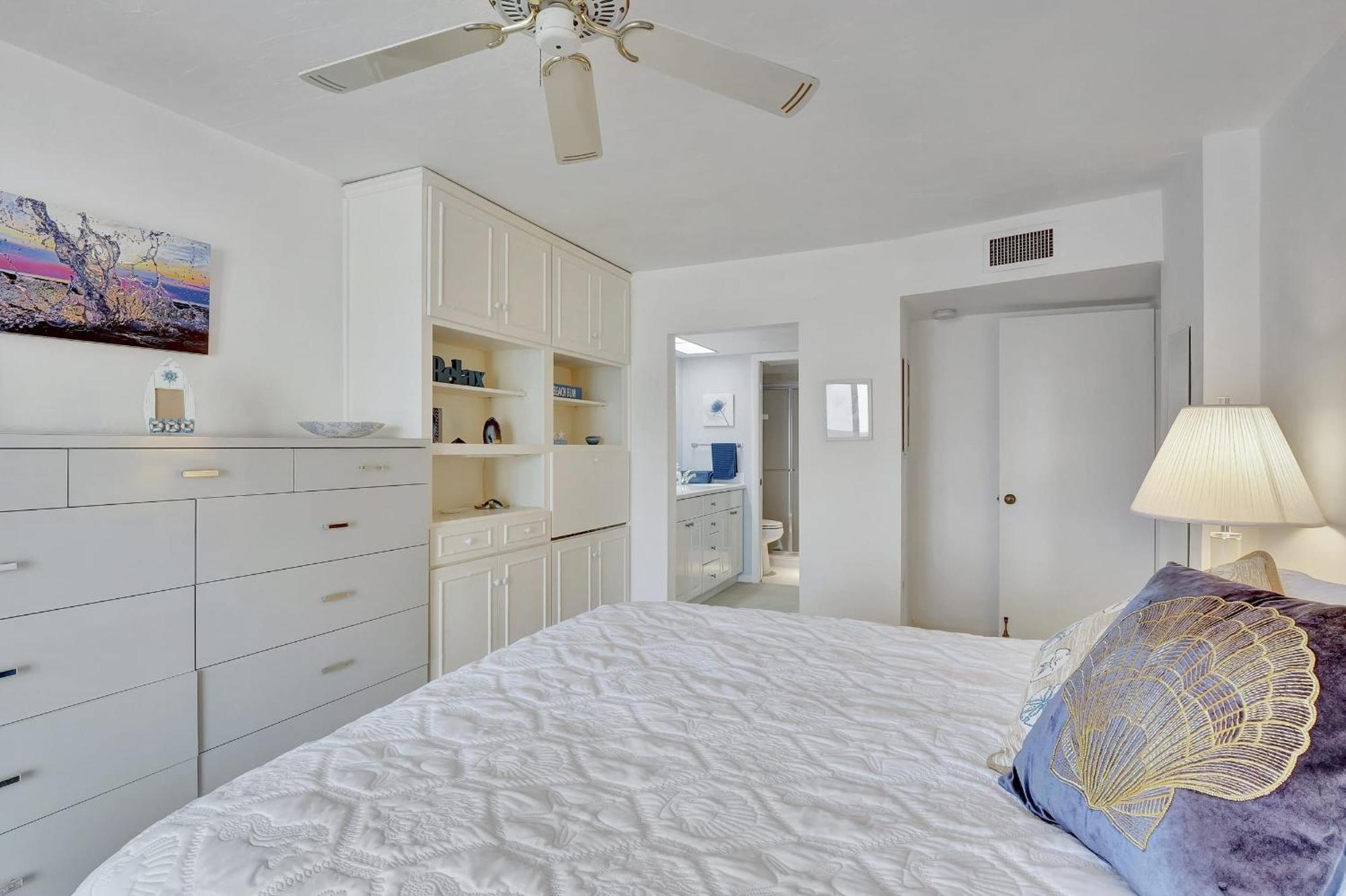 Holiday home 6th Floor End Unit -bay Side -with Gulf Views And Walk To Vanderbilt