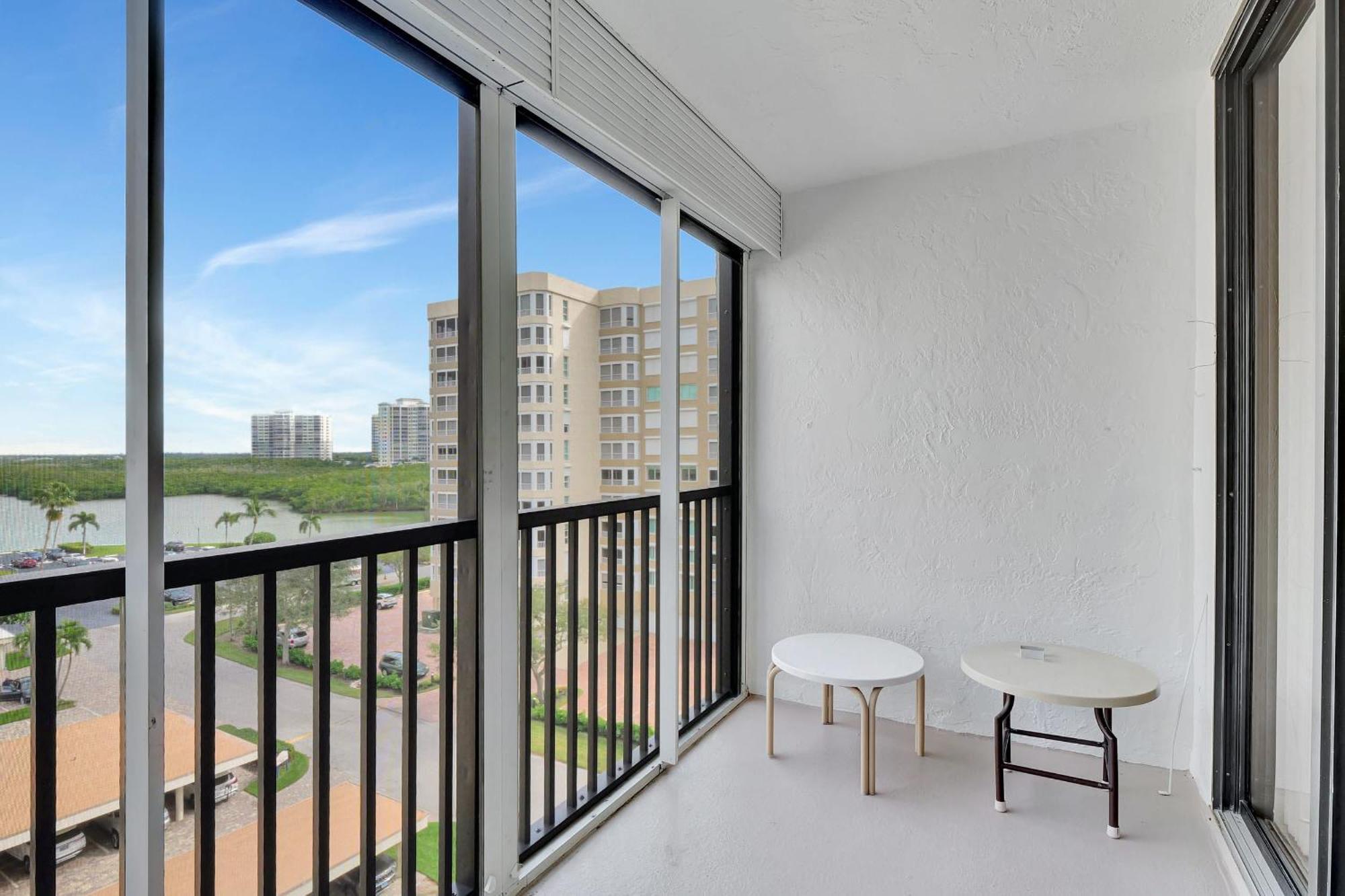 Holiday home 6th Floor End Unit -bay Side -with Gulf Views And Walk To Vanderbilt *