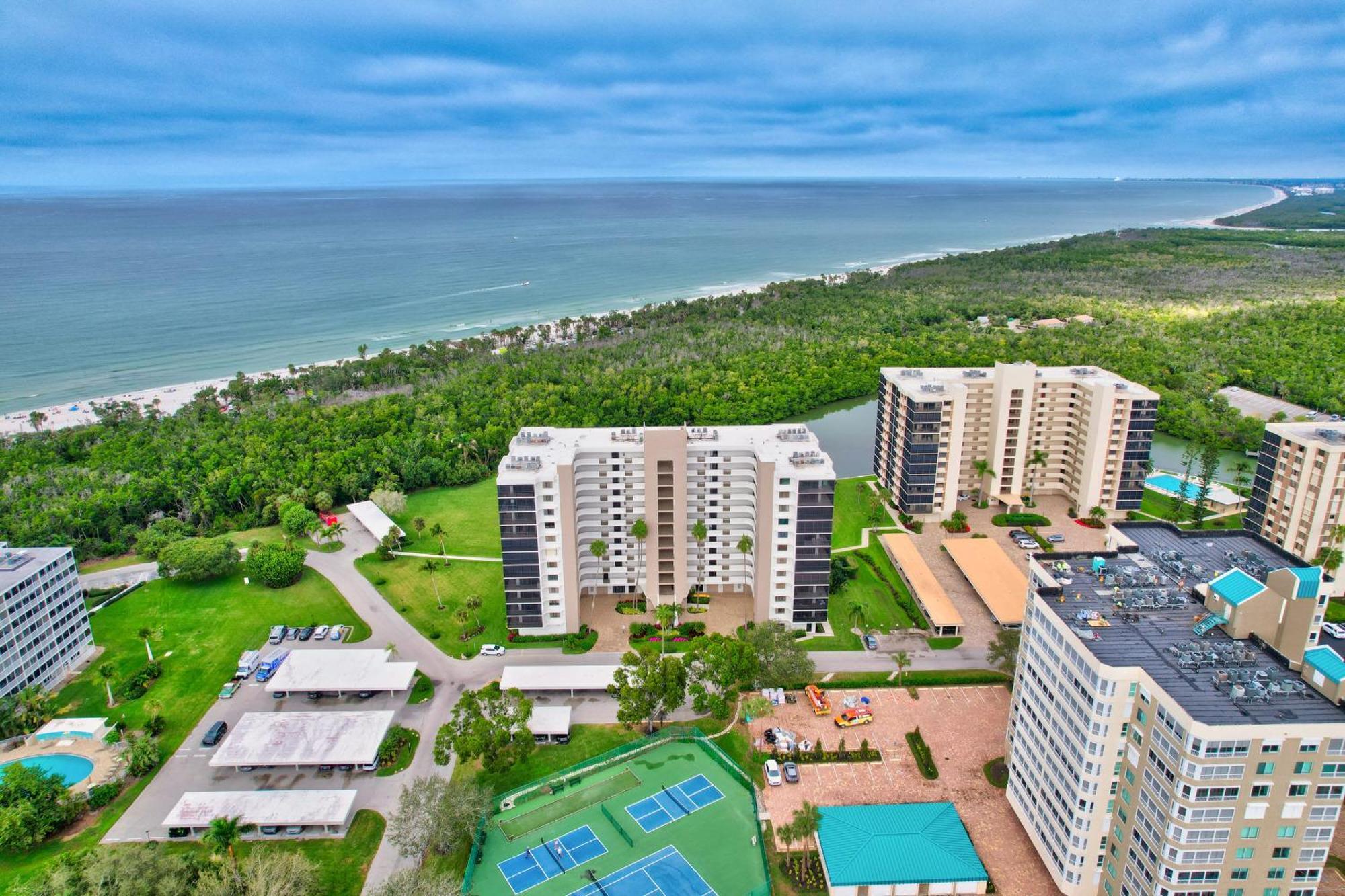 Walk To The And Enjoy Spectacular Views From 3 Bedroom Holiday home Naples