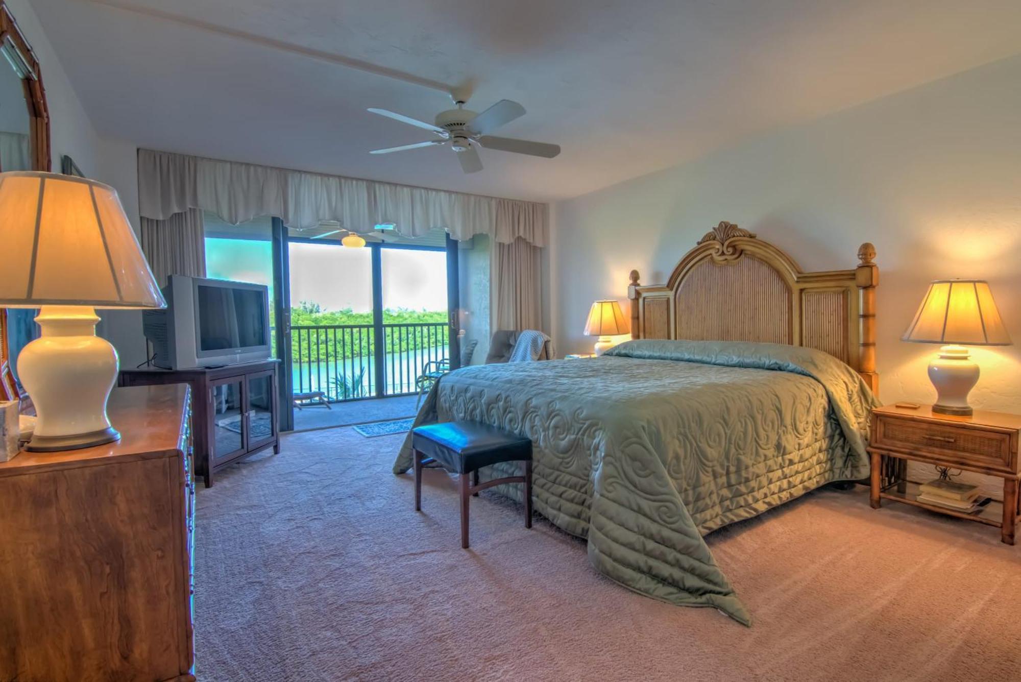 Walk To The And Enjoy Spectacular Views From 3 Bedroom Holiday home Naples