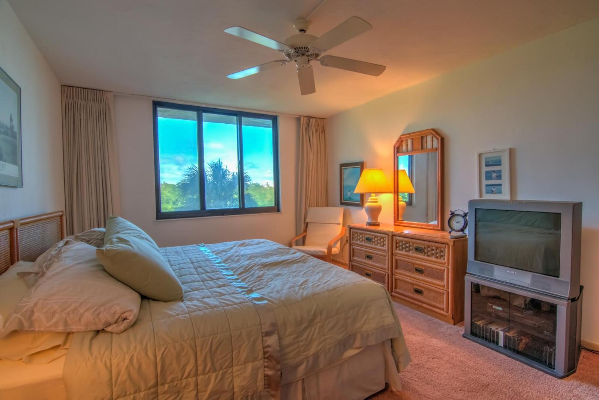 Walk To The And Enjoy Spectacular Views From 3 Bedroom Naples