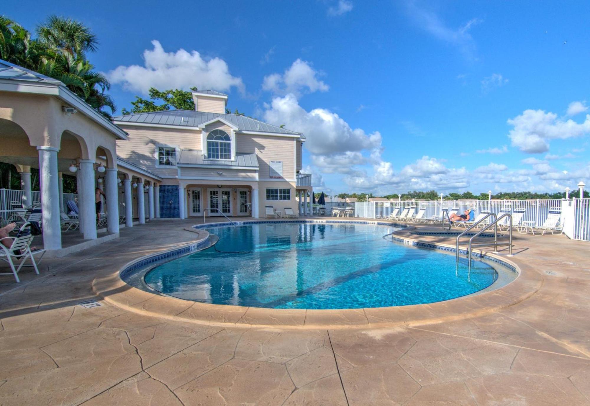 View With A 1 Car Garage 2 Bedrooms In Lakeside Of Fl Naples