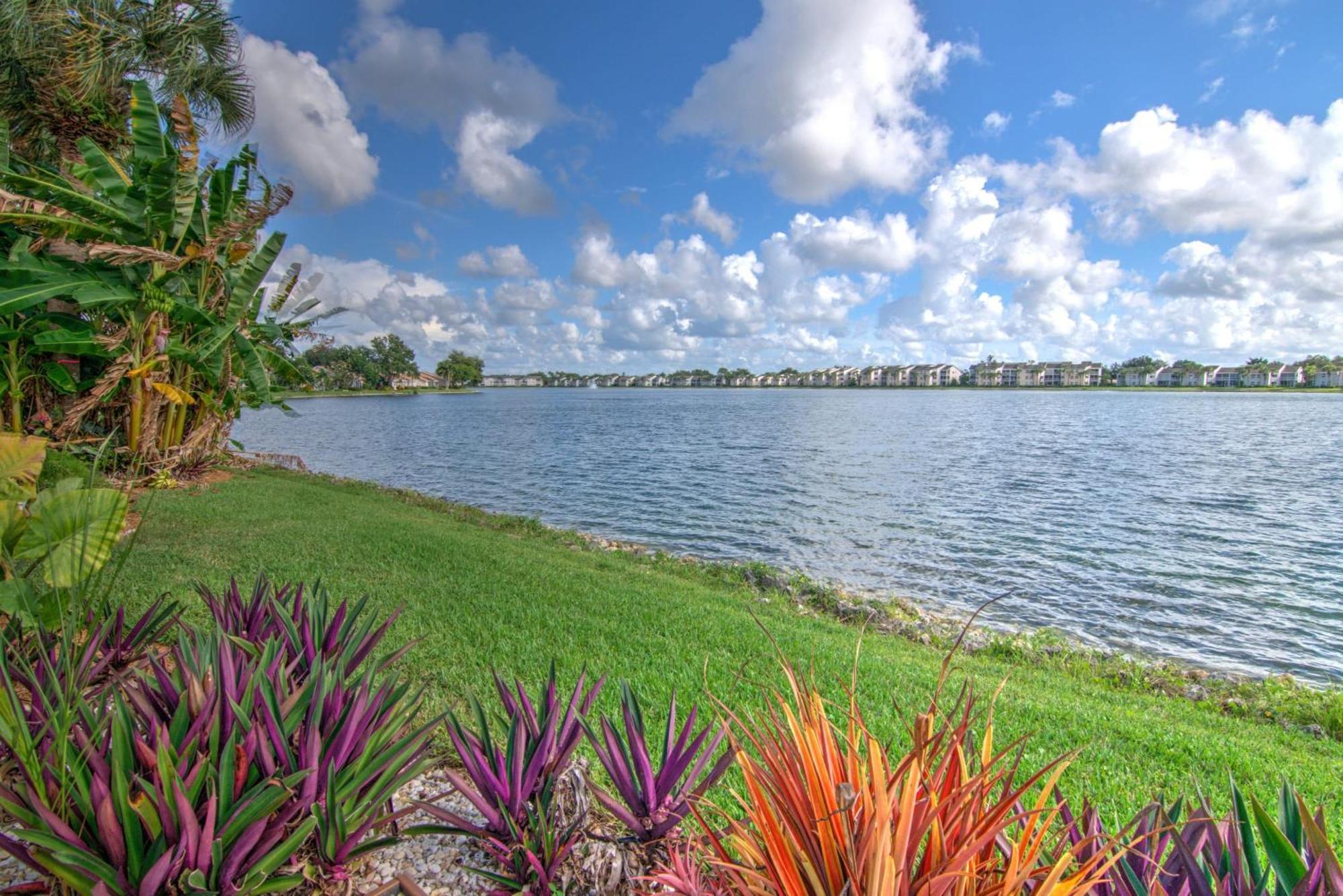 Villa View With A 1 Car Garage 2 Bedrooms In Lakeside Of Fl *