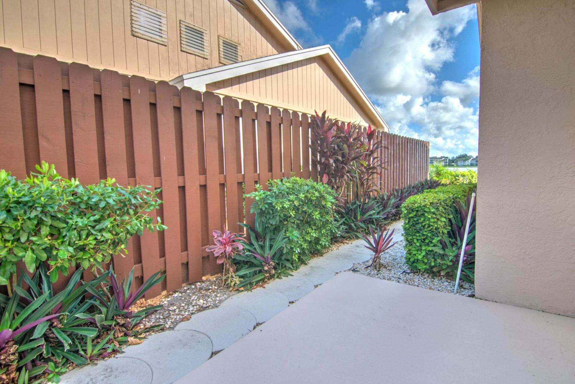 View With A 1 Car Garage 2 Bedrooms In Lakeside Of Fl *