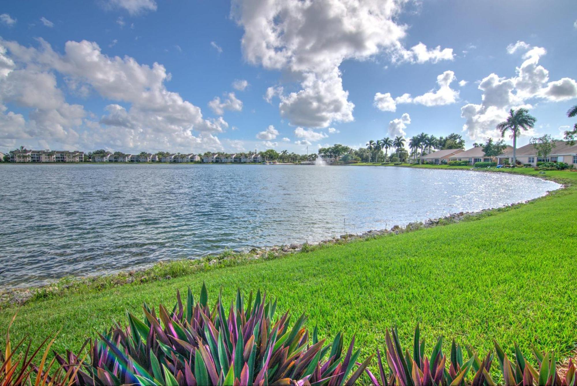 View With A 1 Car Garage 2 Bedrooms In Lakeside Of Fl Villa *