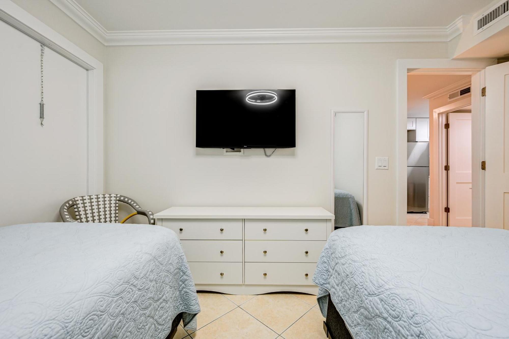 Apartment With Pool - Walk To Dining And *