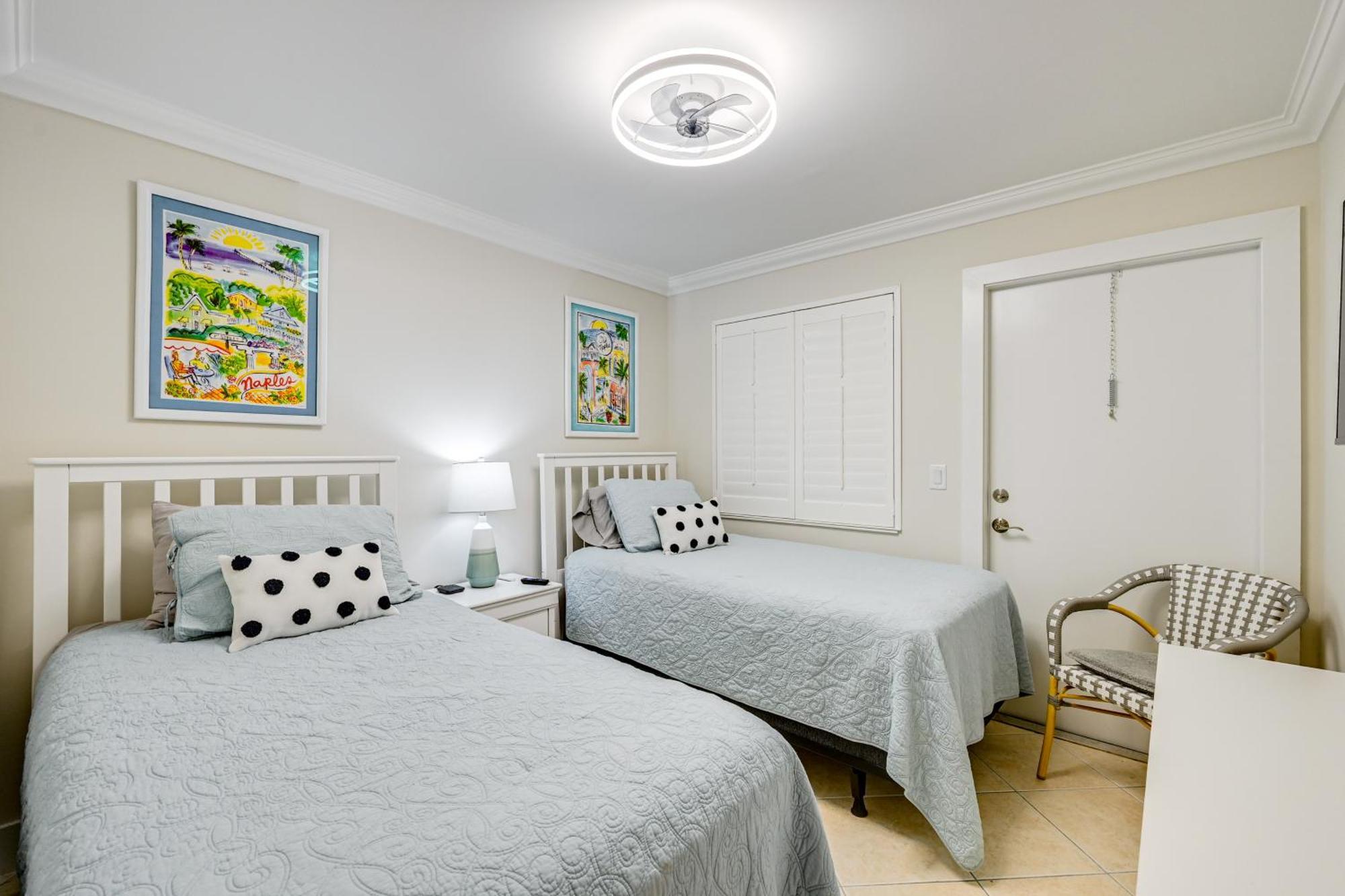 With Pool - Walk To Dining And Apartment Naples