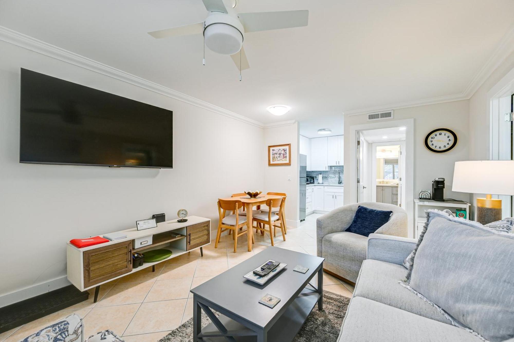With Pool - Walk To Dining And Apartment *