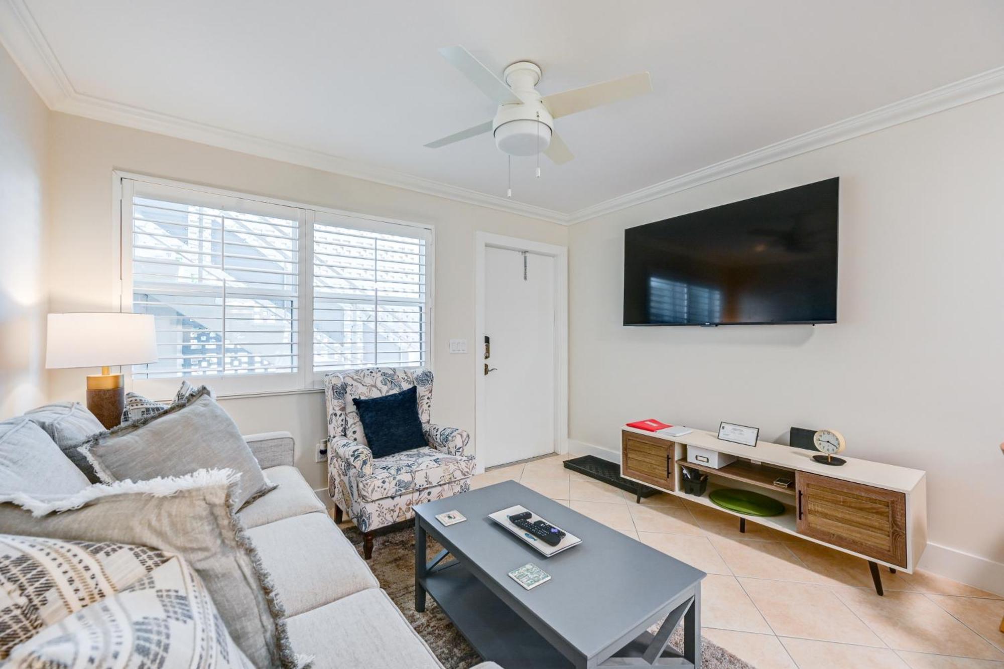 Apartment With Pool - Walk To Dining And