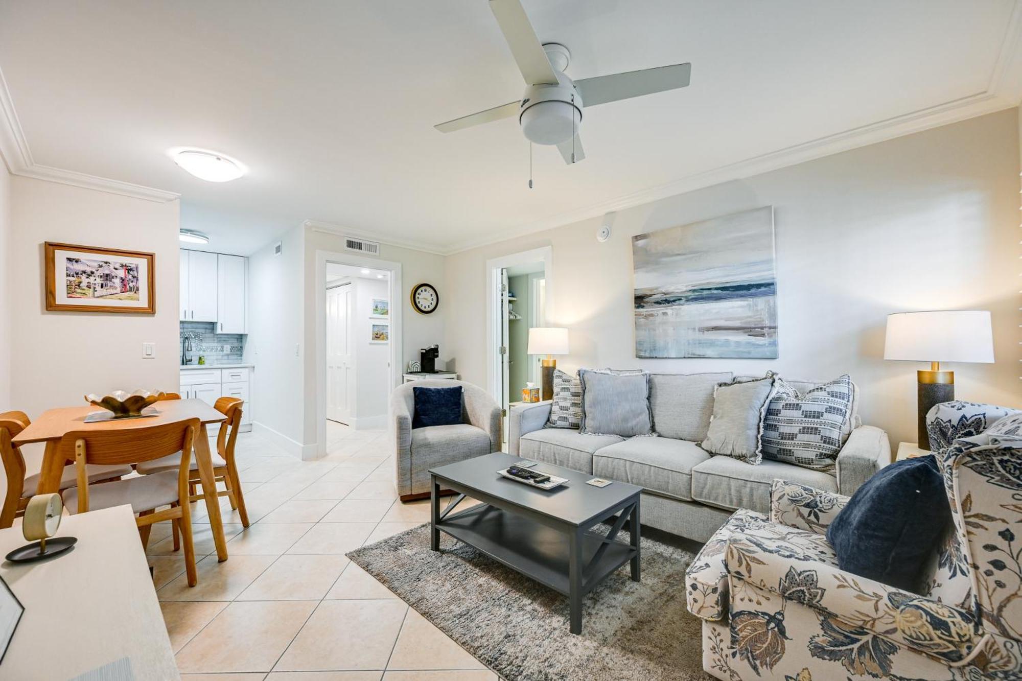 With Pool - Walk To Dining And Apartment