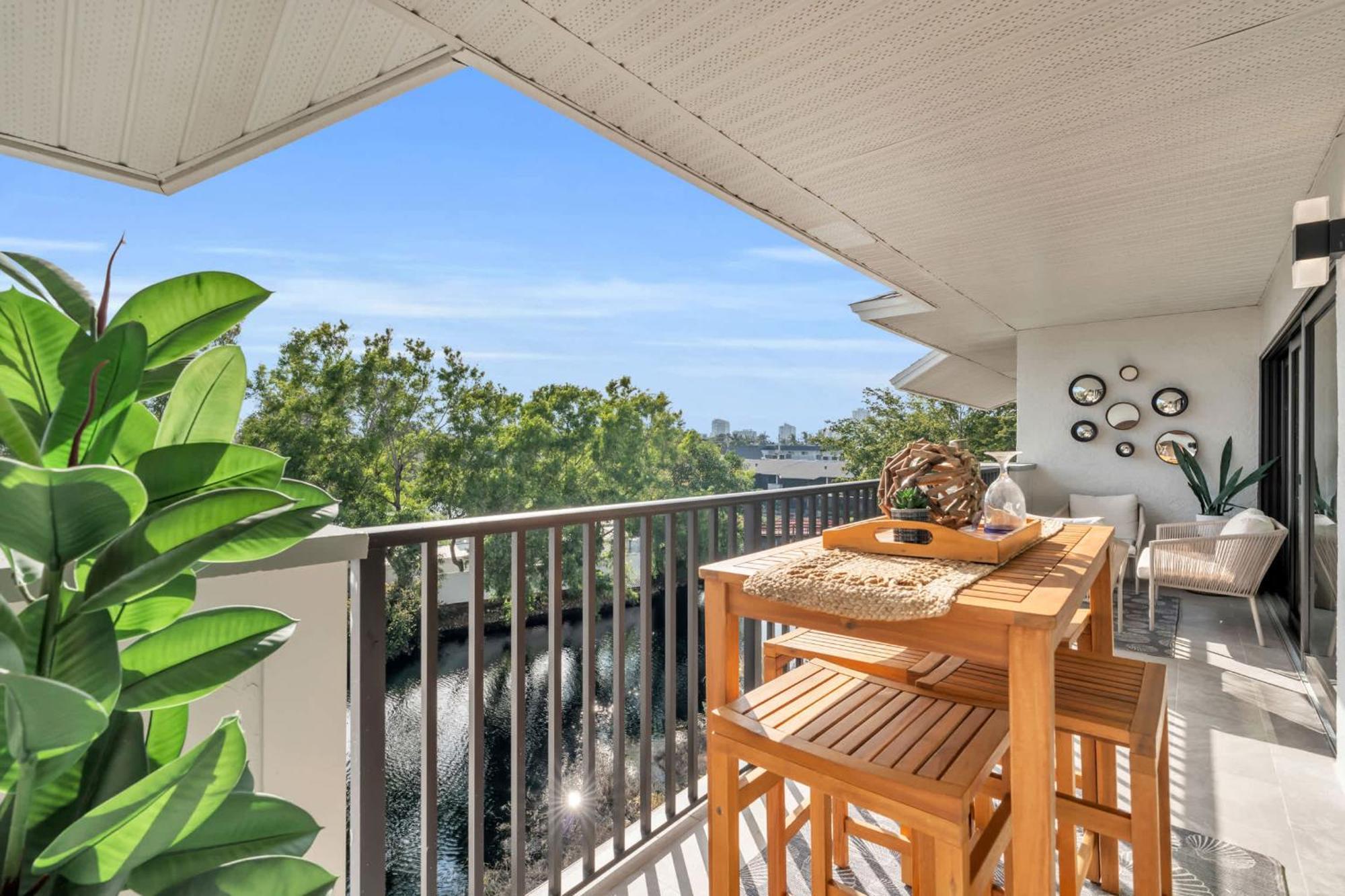 Remodeled 2br Luxury With Views Naples