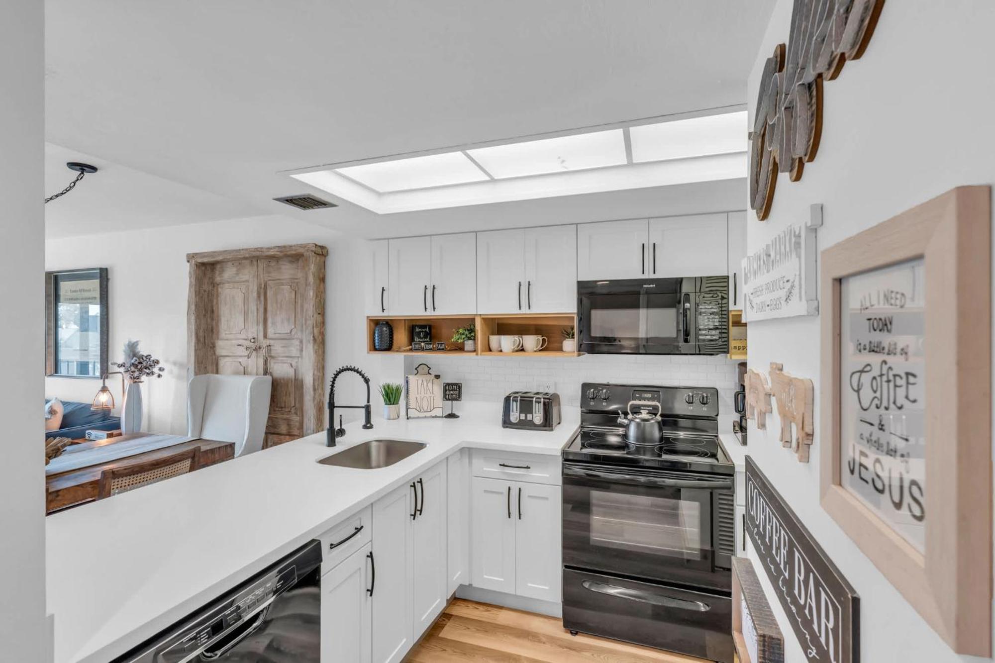 Remodeled 2br Luxury With Views Naples