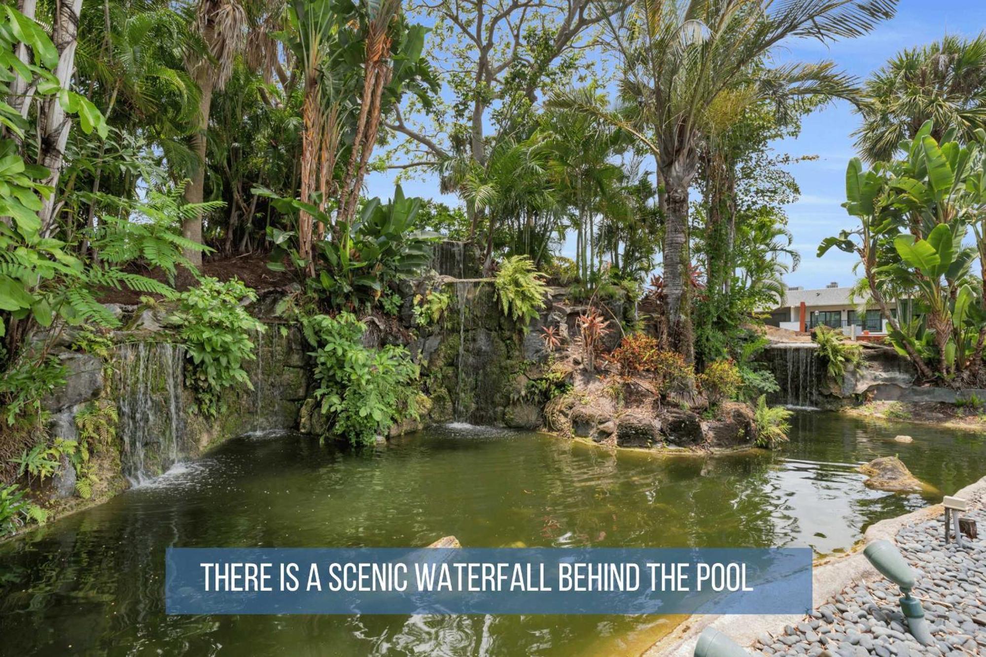 Walk From Lanai To Pool And * Naples