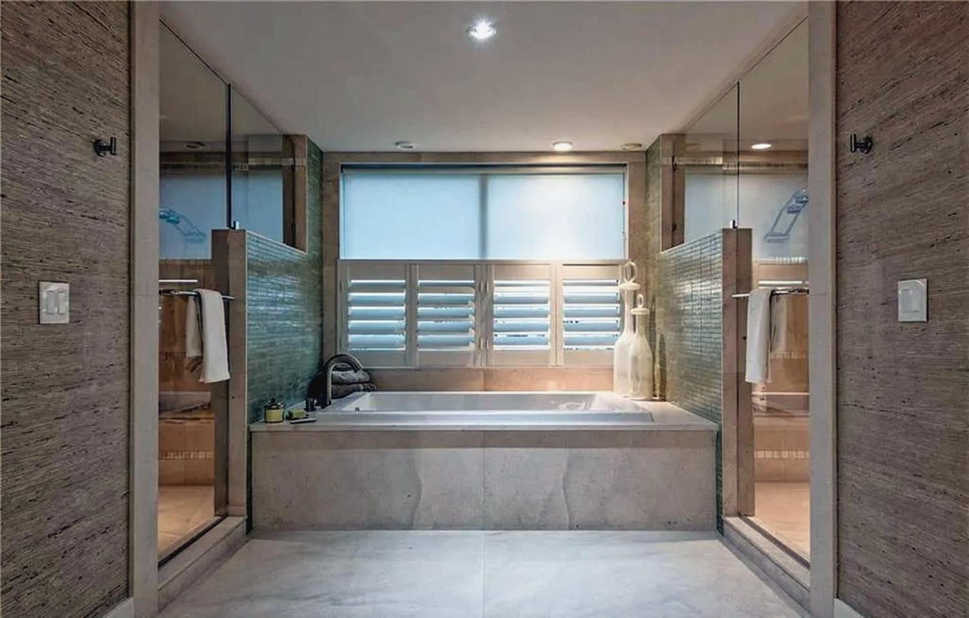 Lifestyle Stunning 3 Bedroom Beachfront Apartment *