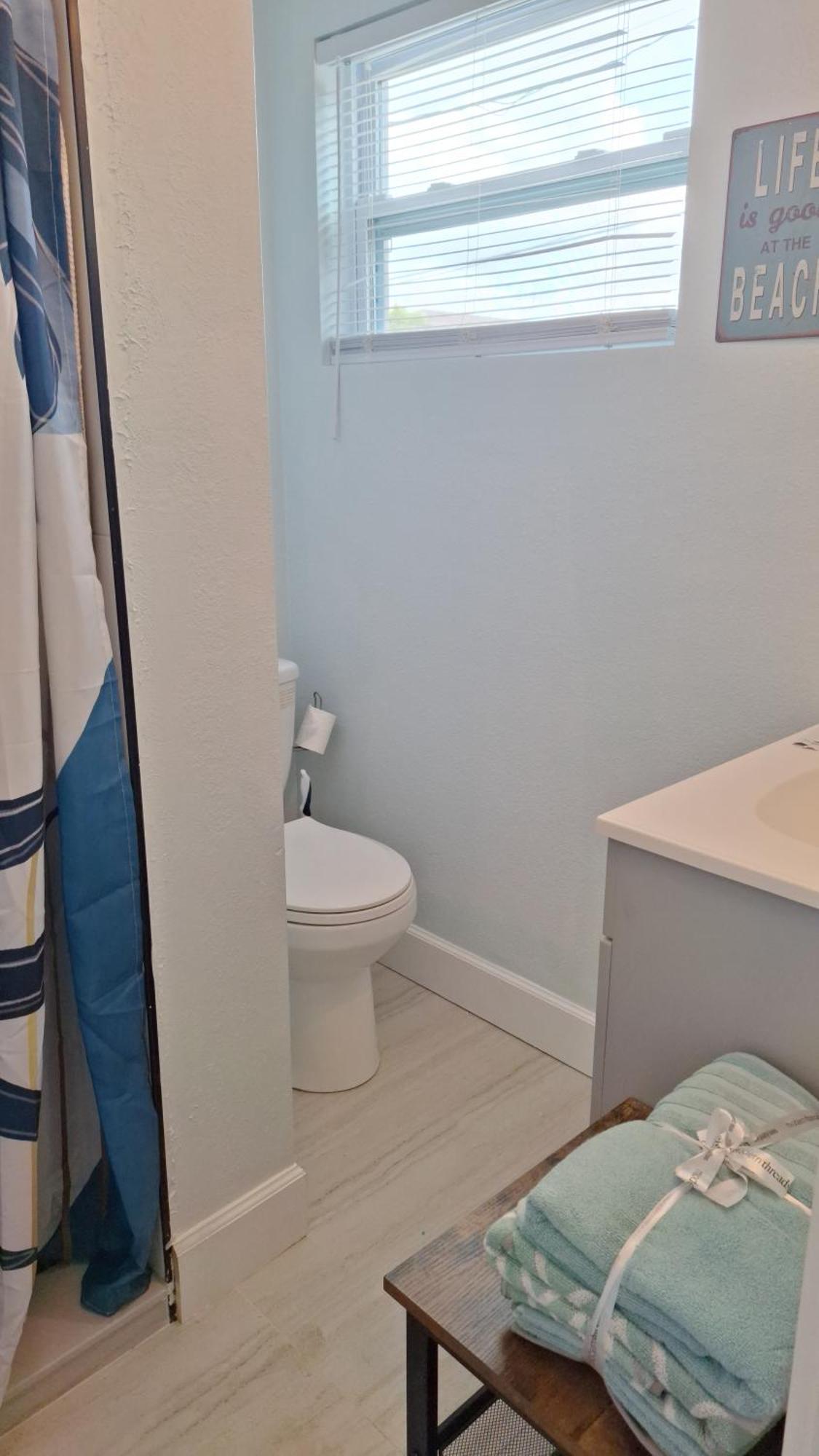 Coastal Home,walk,bike To Beach,large Fenced Yard, Large Driveway Apartment