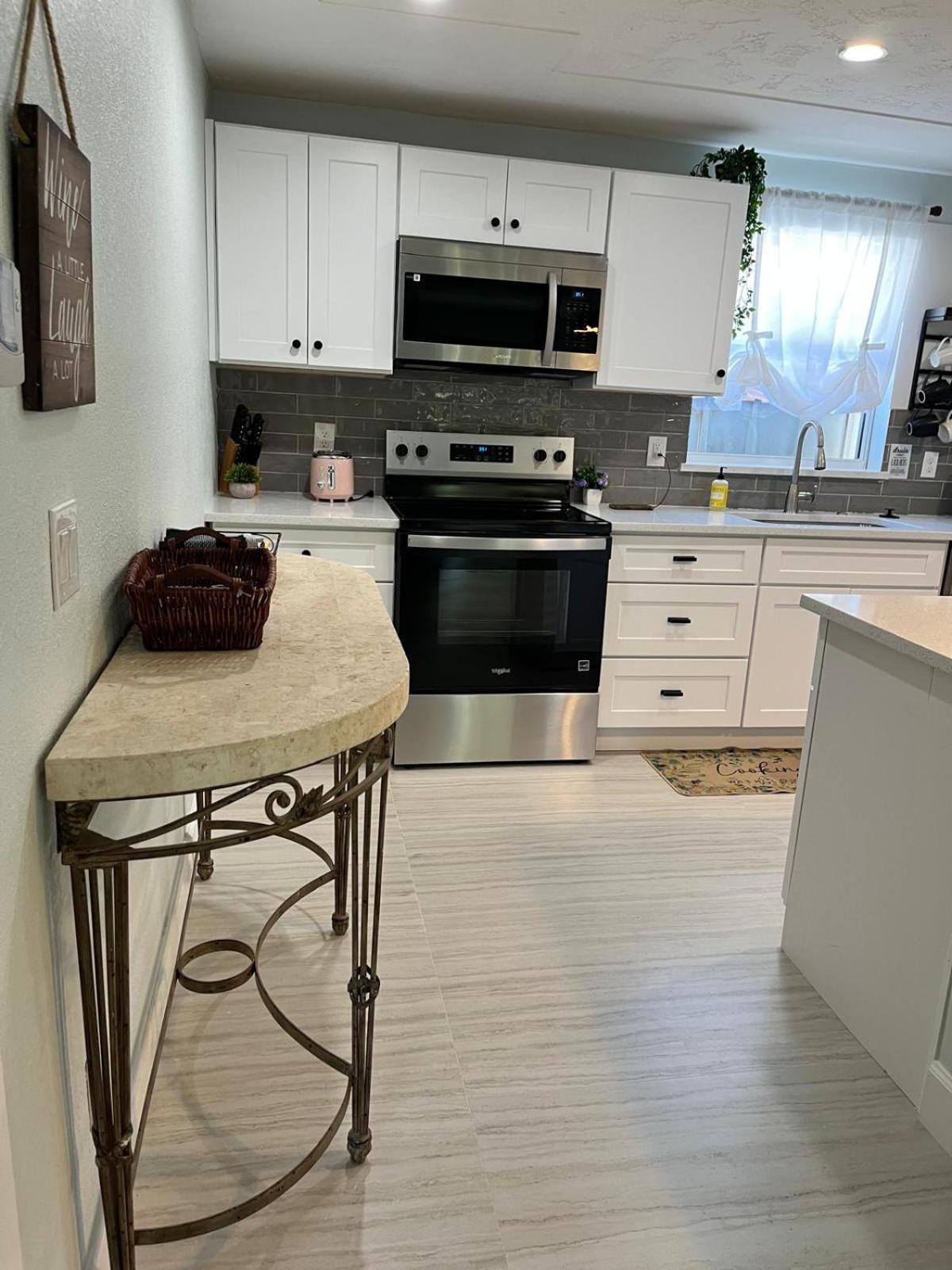 Coastal Home,walk,bike To Beach,large Fenced Yard, Large Driveway Apartment Naples