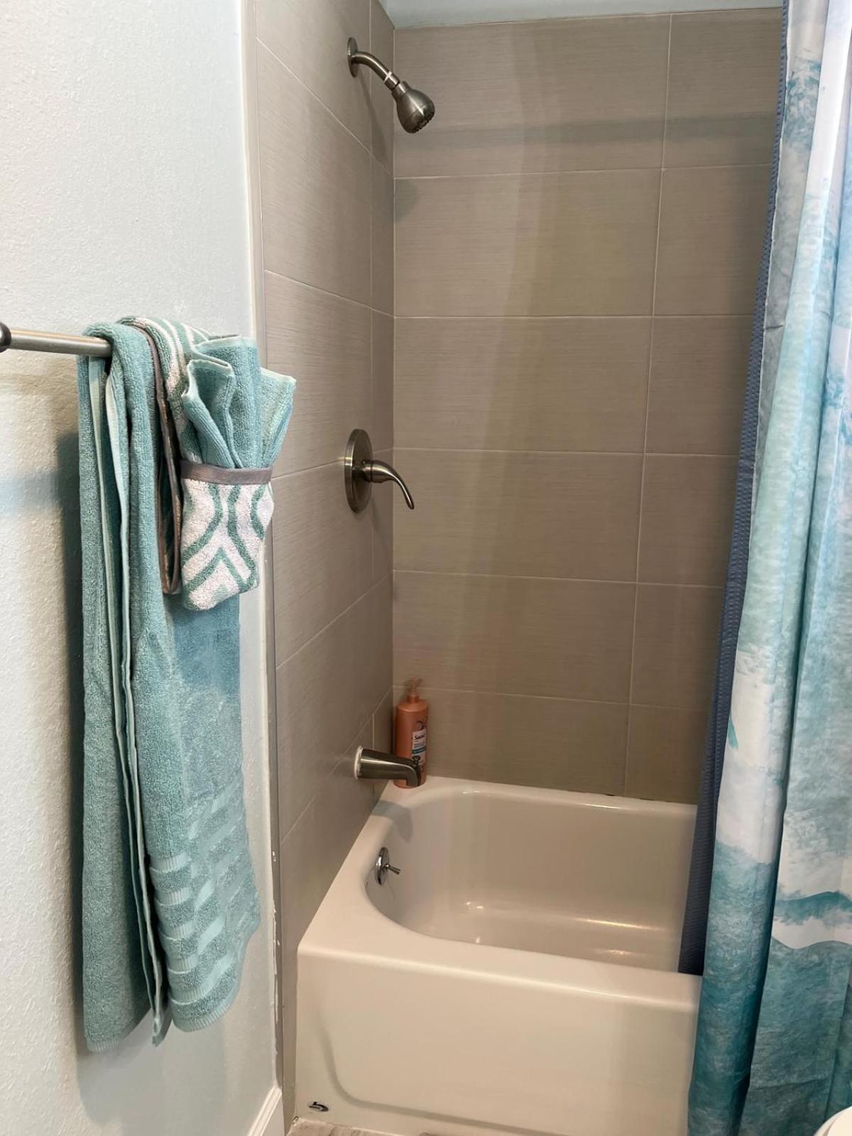 Apartment Coastal Home,walk,bike To Beach,large Fenced Yard, Large Driveway *