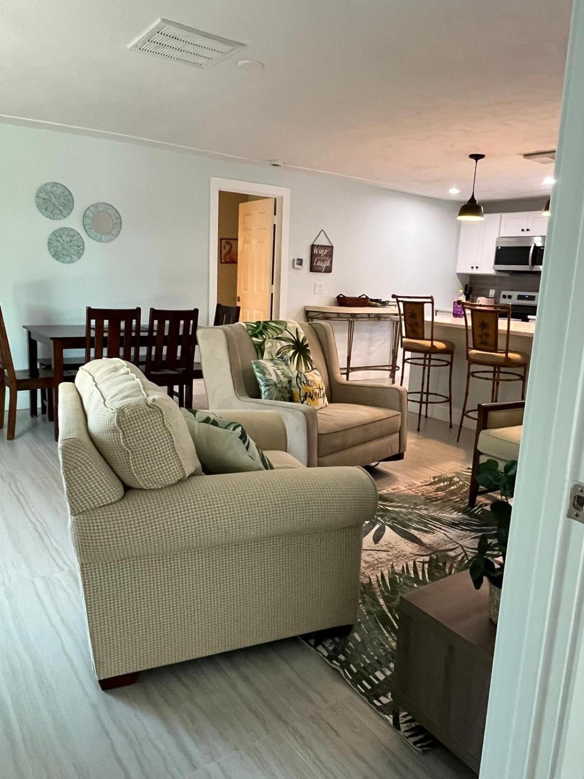 Apartment Coastal Home,walk,bike To Beach,large Fenced Yard, Large Driveway Naples