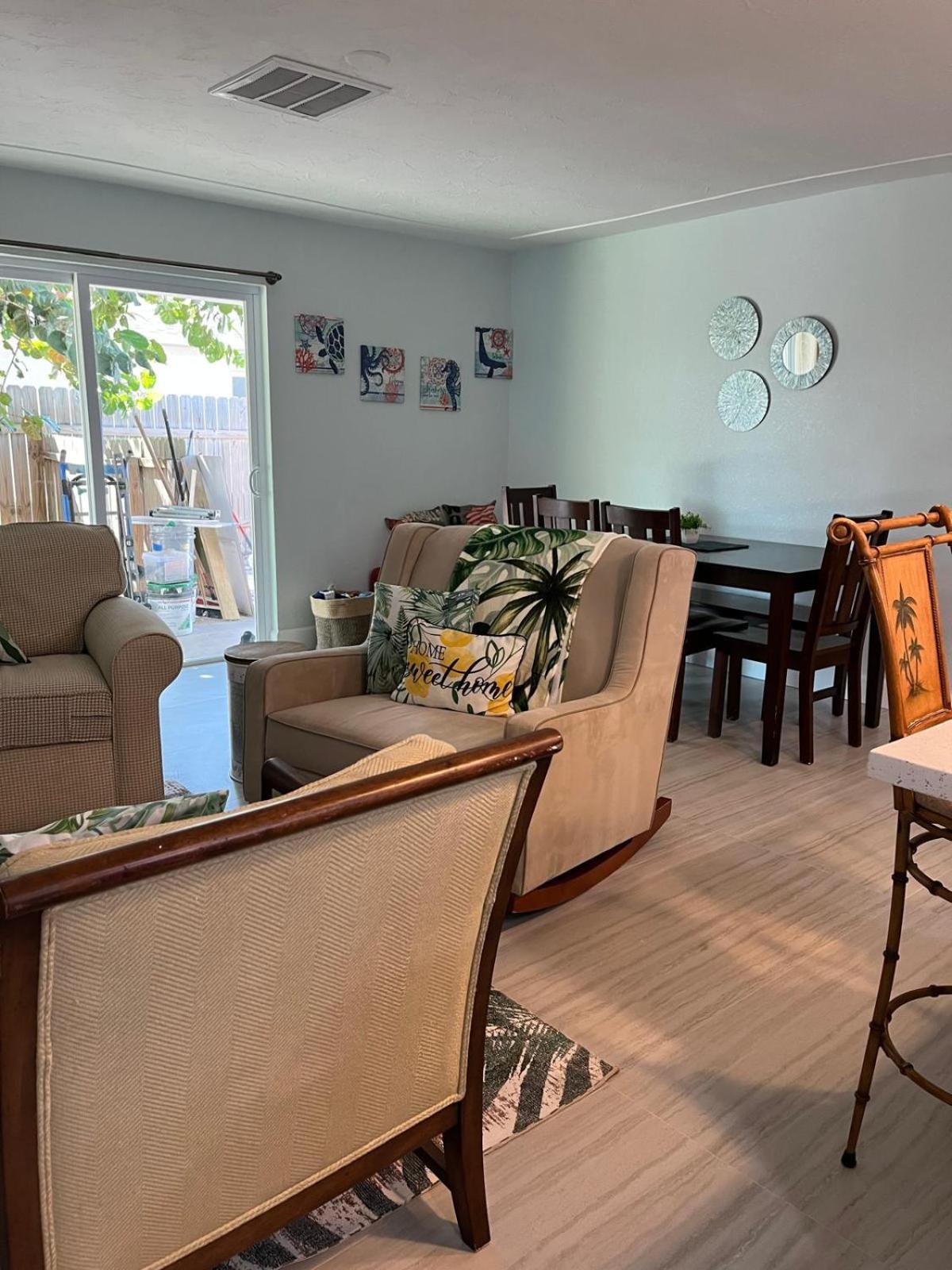 Coastal Home,walk,bike To Beach,large Fenced Yard, Large Driveway